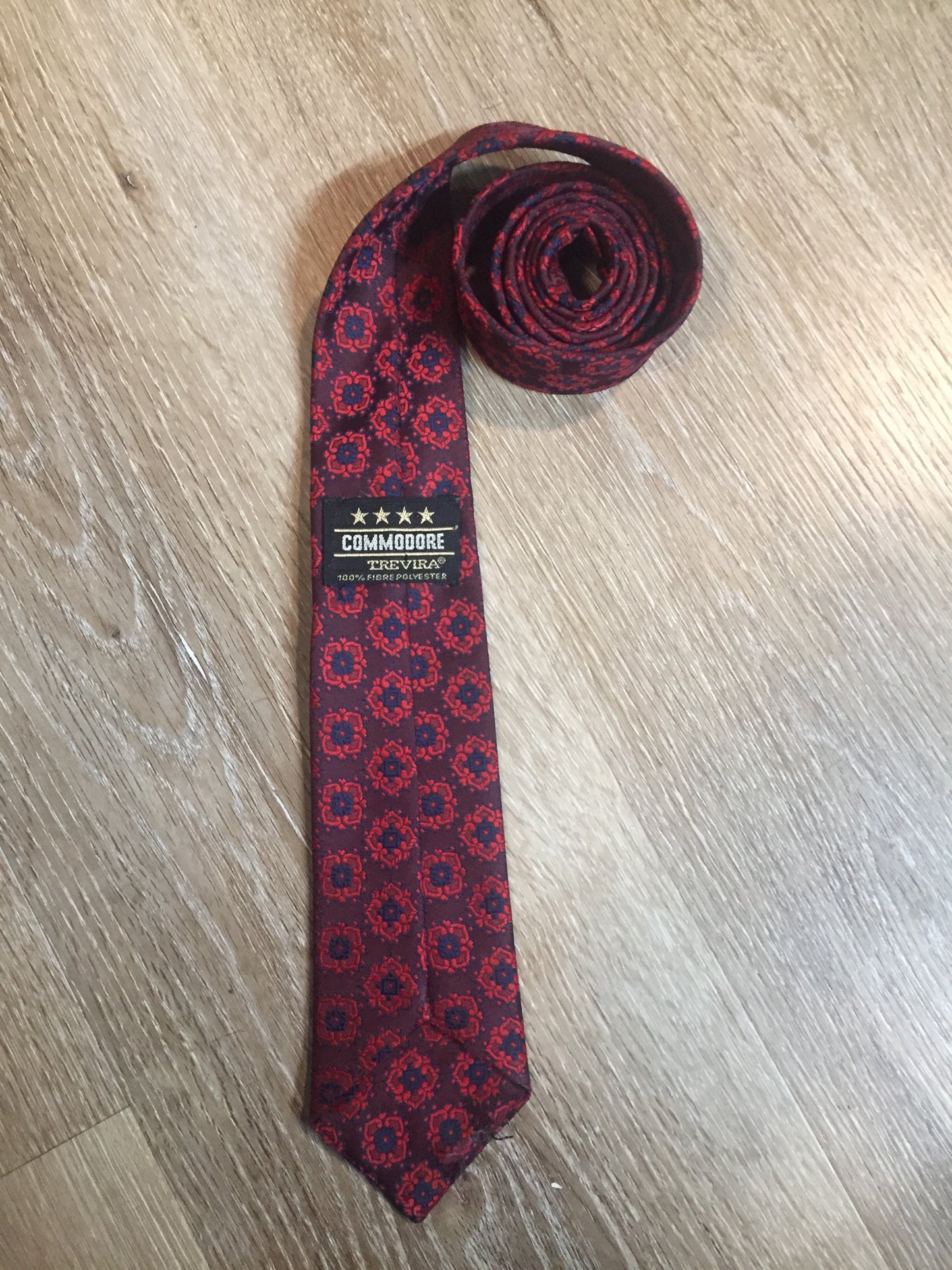 Kingspier Vintage - Commodore 100% polyester tie with red and navy floral pattern.
Length: 52”
Width: 2.5”
This tie is in excellent condition.