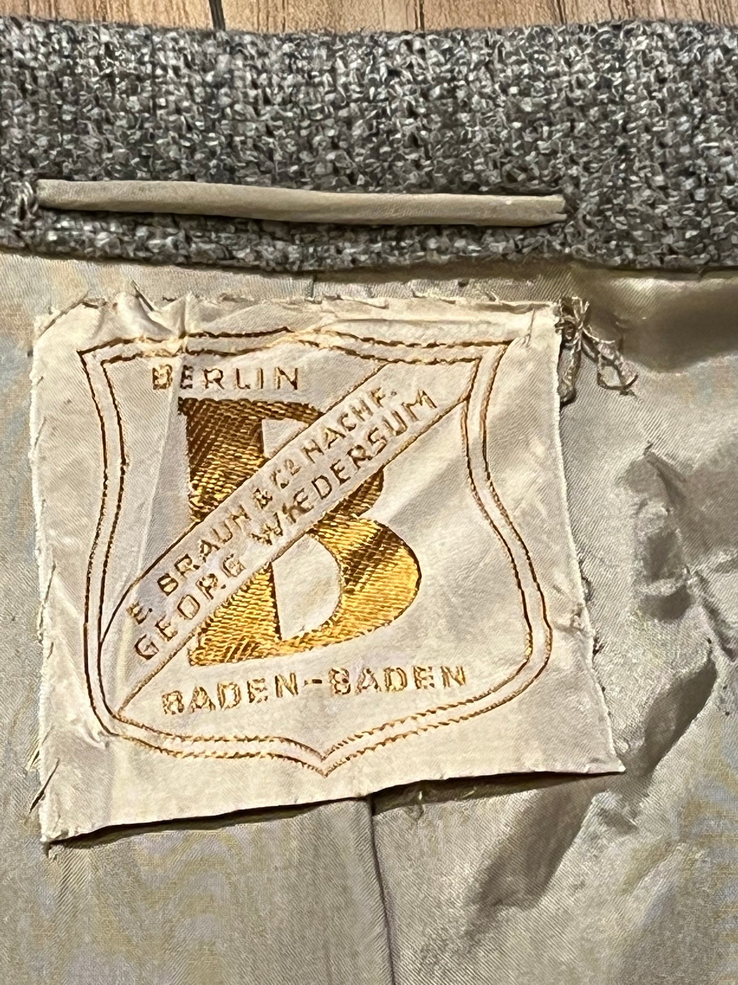 Vintage E. Braun and Co. grey wool and silk blend coat with button closures and two front flap pockets.
Made in Baden-Baden W. Germany
Chest 44”