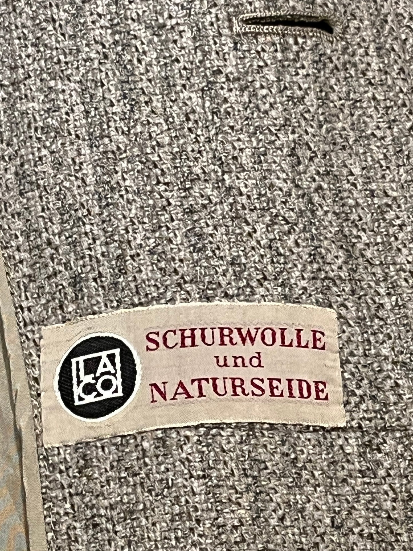 Vintage E. Braun and Co. grey wool and silk blend coat with button closures and two front flap pockets.
Made in Baden-Baden W. Germany
Chest 44”