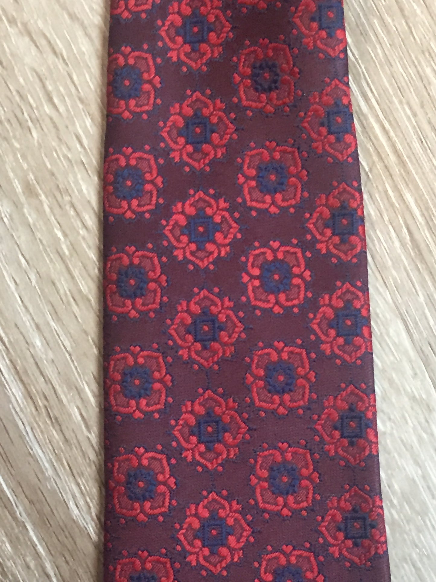 Kingspier Vintage - Commodore 100% polyester tie with red and navy floral pattern.
Length: 52”
Width: 2.5”
This tie is in excellent condition.
