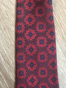Kingspier Vintage - Commodore 100% polyester tie with red and navy floral pattern.
 
Length: 52” 
Width: 2.5” 

This tie is in excellent condition.