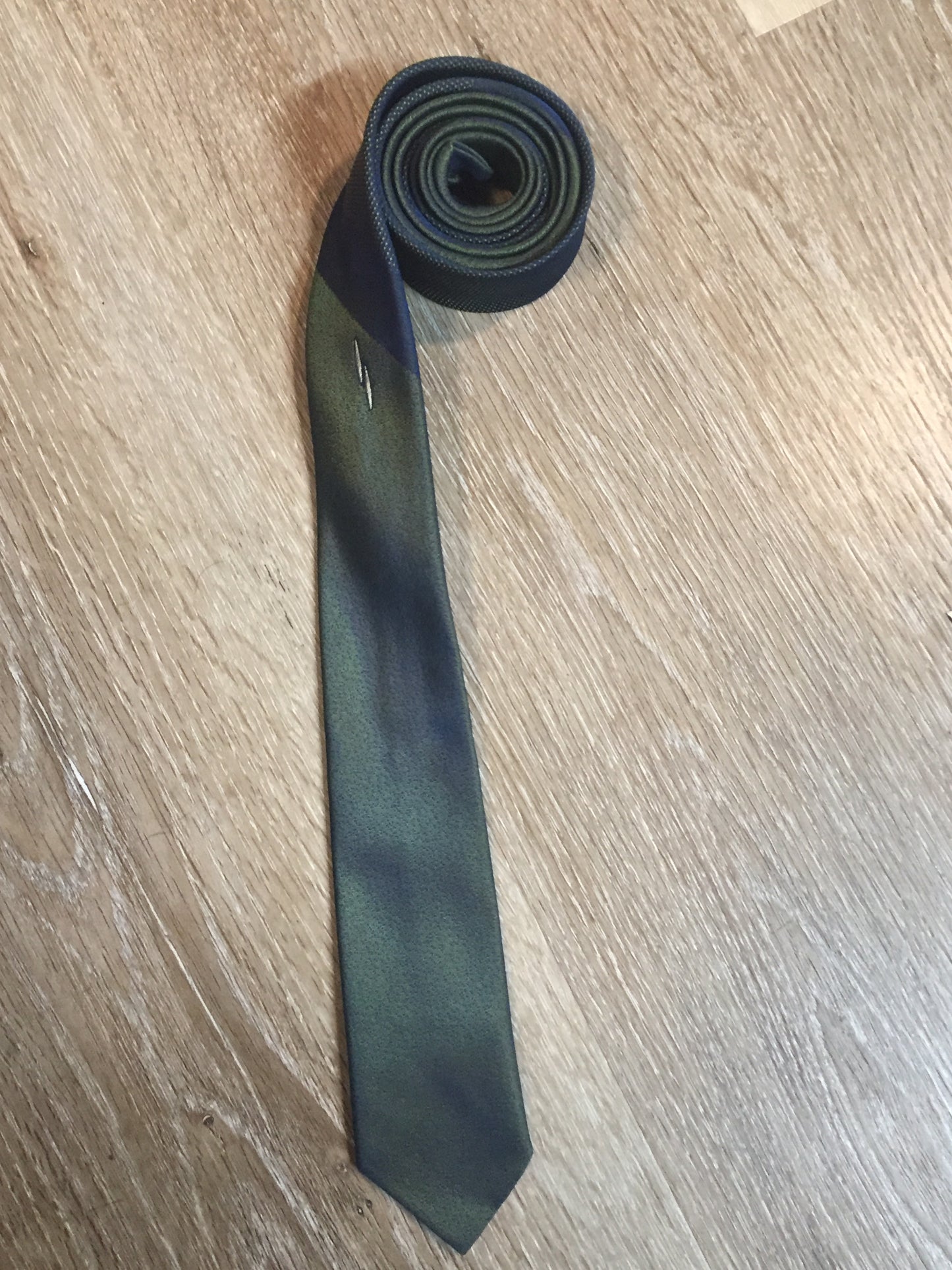 Kingspier Vintage - Vintage green and blue abstract design tie. Fibres unknown.
Length: 53.5”
Width: 2”
This tie is in excellent condition.