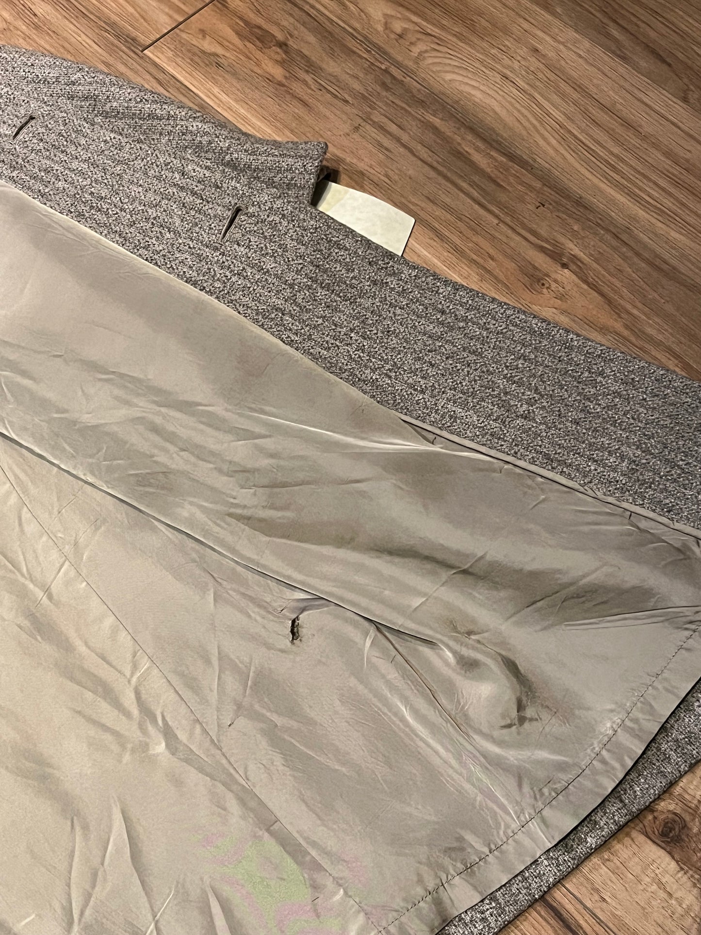 Vintage E. Braun and Co. grey wool and silk blend coat with button closures and two front flap pockets.
Made in Baden-Baden W. Germany
Chest 44”