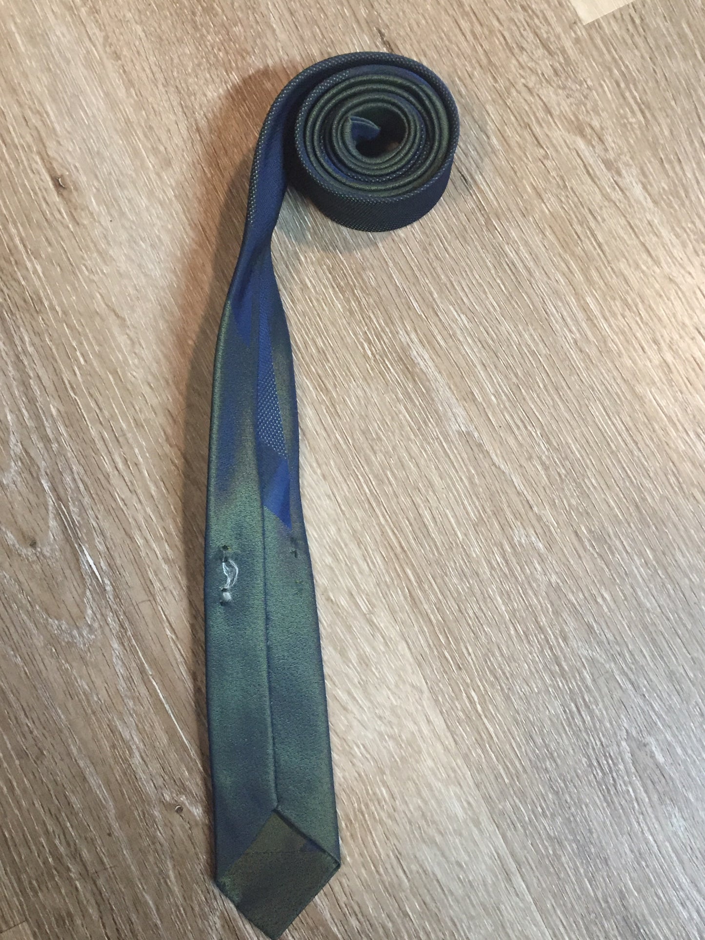 Kingspier Vintage - Vintage green and blue abstract design tie. Fibres unknown.
Length: 53.5”
Width: 2”
This tie is in excellent condition.