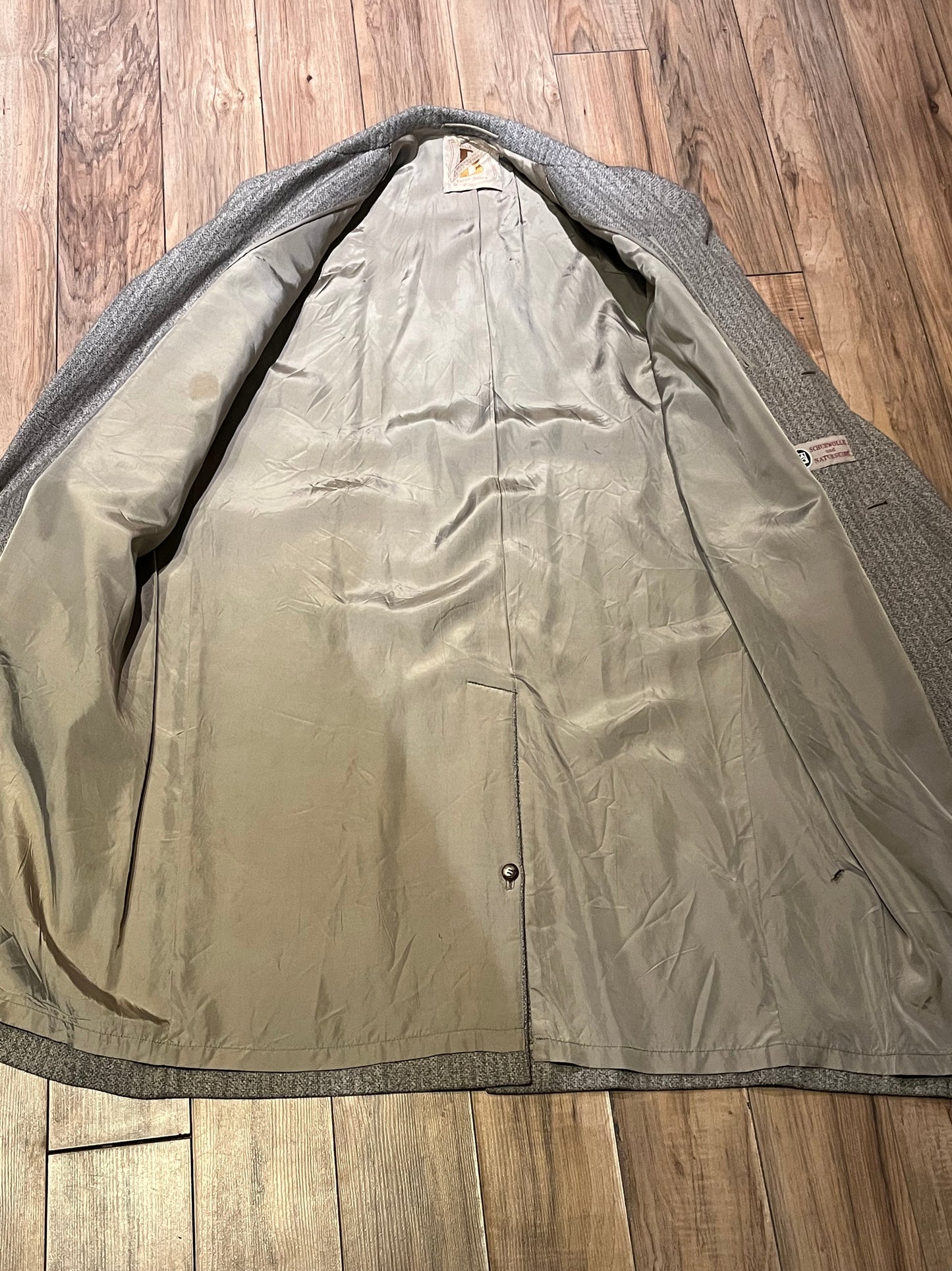 Vintage E. Braun and Co. grey wool and silk blend coat with button closures and two front flap pockets.
Made in Baden-Baden W. Germany
Chest 44”