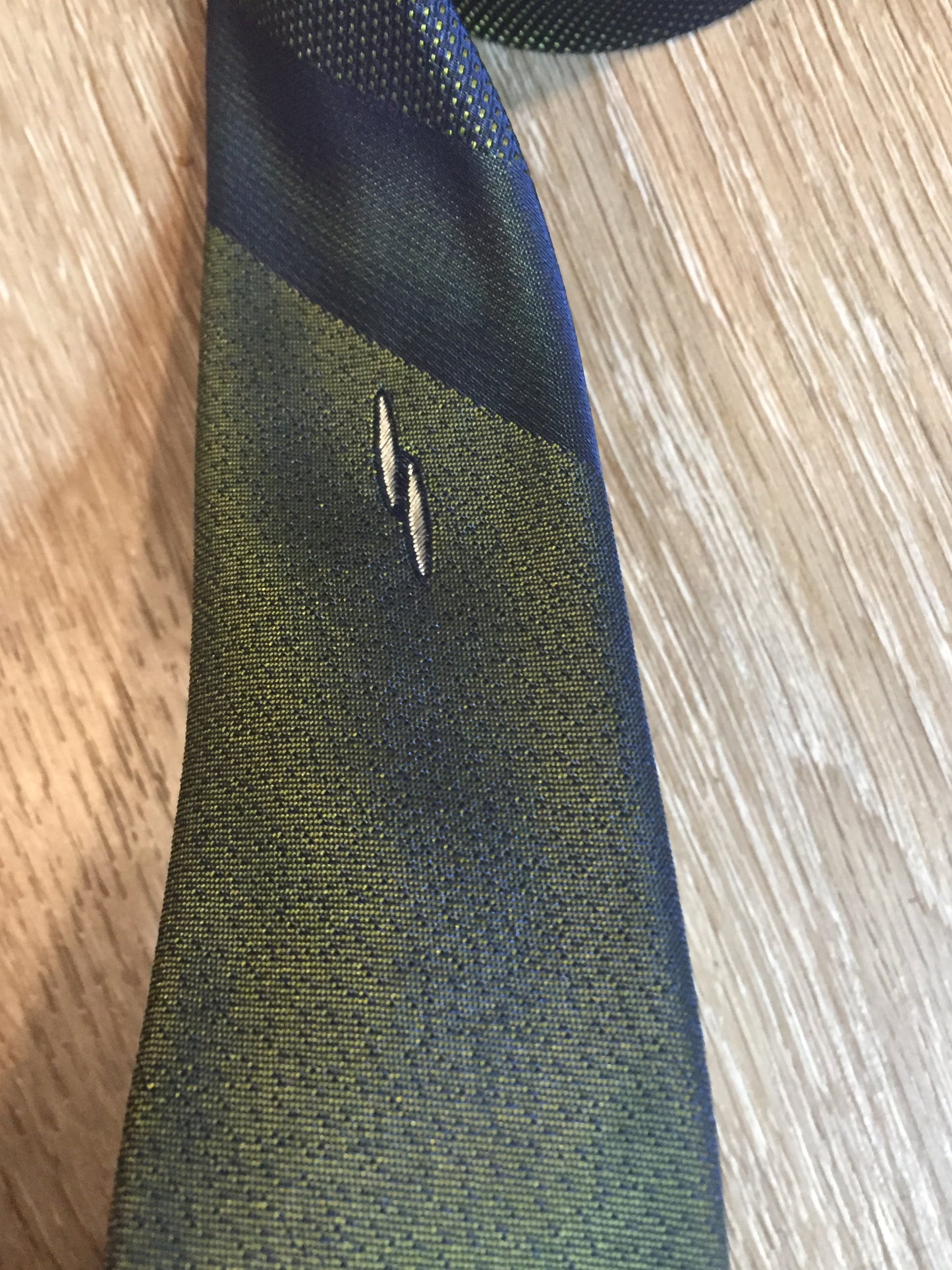 Kingspier Vintage - Vintage green and blue abstract design tie. Fibres unknown.
Length: 53.5”
Width: 2”
This tie is in excellent condition.