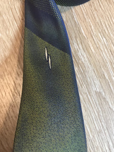 Kingspier Vintage - Vintage green and blue abstract design tie. Fibres unknown.

Length: 53.5” 
Width: 2” 

This tie is in excellent condition.