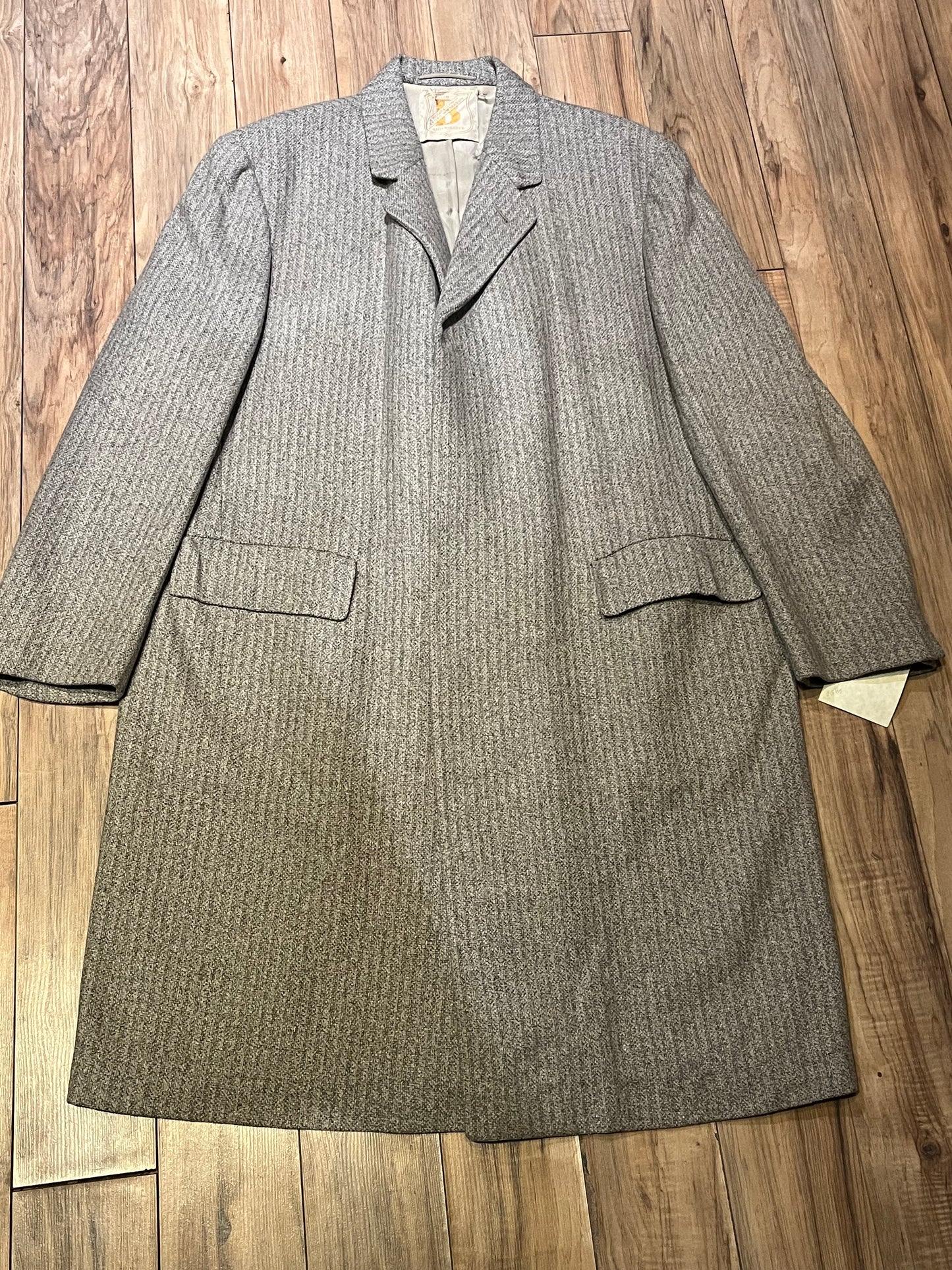 Vintage E. Braun and Co. grey wool and silk blend coat with button closures and two front flap pockets.
Made in Baden-Baden W. Germany
Chest 44”