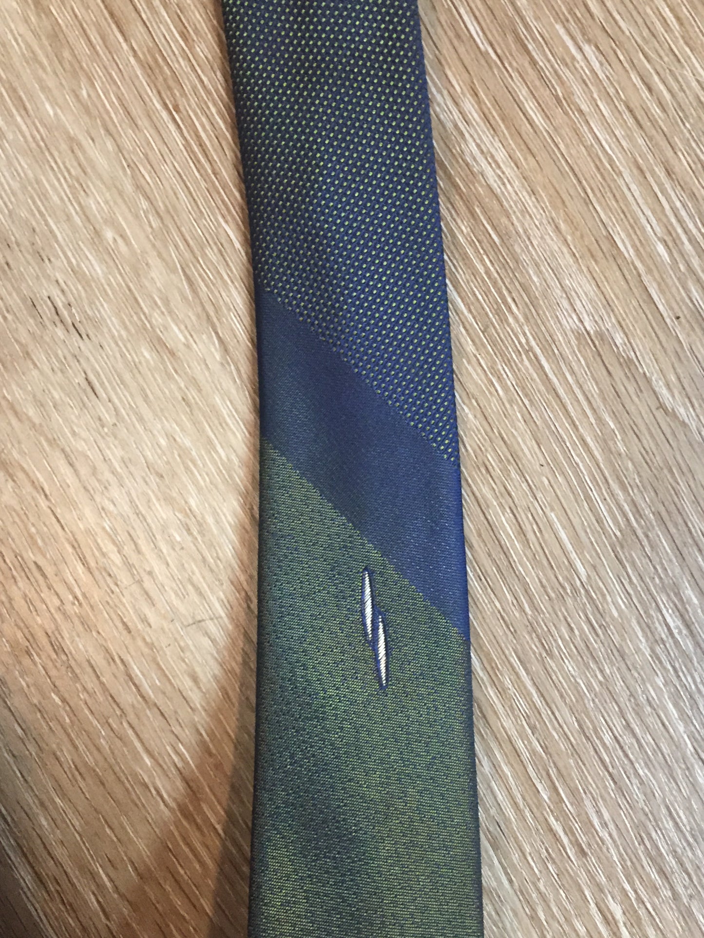 Kingspier Vintage - Vintage green and blue abstract design tie. Fibres unknown.
Length: 53.5”
Width: 2”
This tie is in excellent condition.
