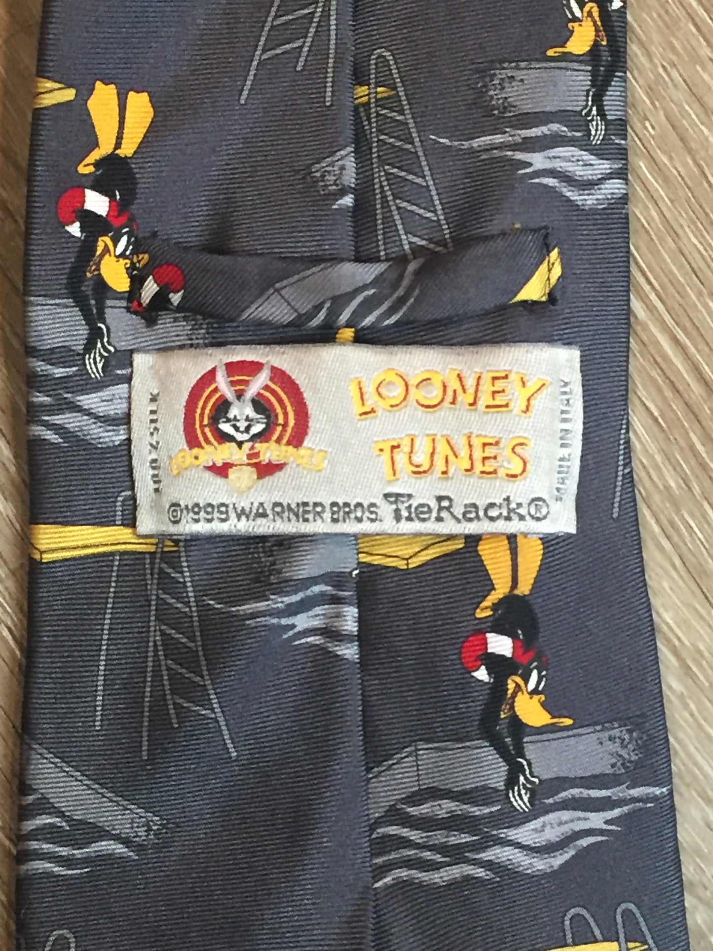 Kingspier Vintage - Looney Toones grey 100% silk tie with Daffy Duck Print. Made in Italy.
Length: 61.5”
Width: 3.75”
This tie is in excellent condition.