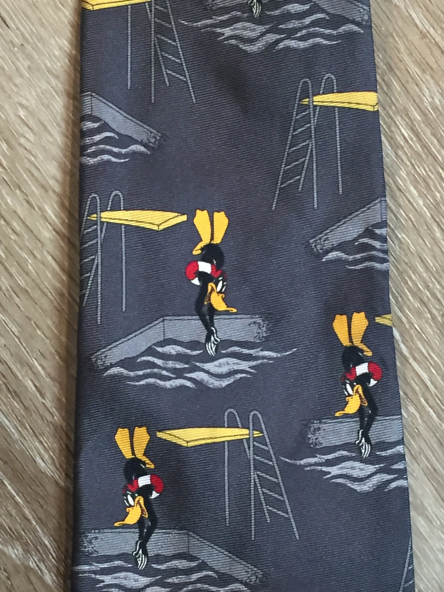 Kingspier Vintage - Looney Toones grey 100% silk tie with Daffy Duck Print. Made in Italy.
Length: 61.5”
Width: 3.75”
This tie is in excellent condition.