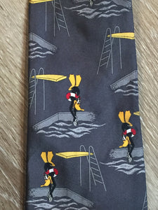 Kingspier Vintage - Looney Toones grey 100% silk tie with Daffy Duck Print. Made in Italy.

Length: 61.5” 
Width: 3.75” 

This tie is in excellent condition.