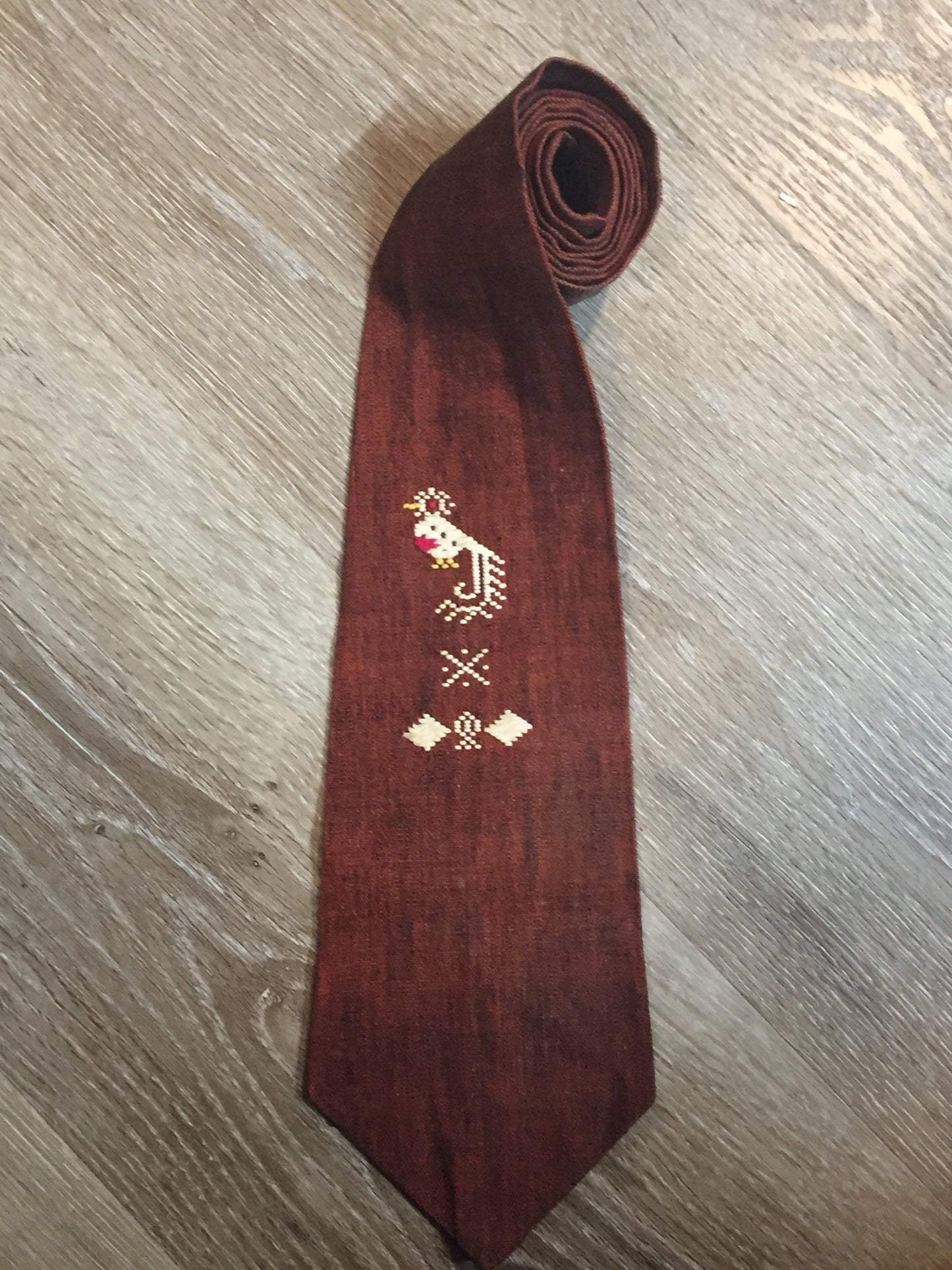 Kingspier Vintage - Vintage Orange/black weaved tie with bird cross stitch design.
Length: 55.25”
Width: 4.25”
This tie is in excellent condition.