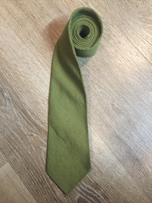 Kingspier Vintage - Karen Bulow green 100% wool tie. Made in Canada.
Length: 57.25” 
Width: 3.75” 
This tie is in excellent condition.