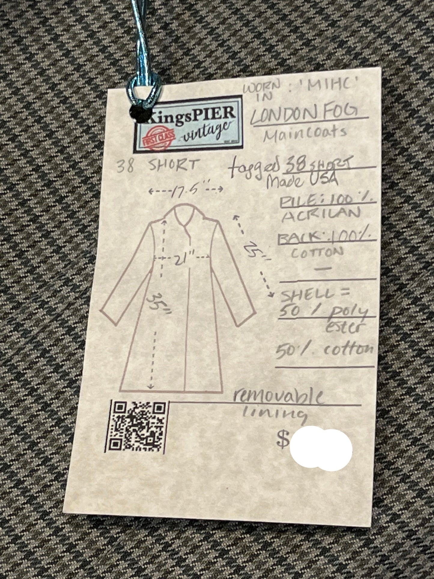 Vintage London Fog grey houndstooth maincoat with a 50% polyester/ 50% cotton shell, removable 100% acrylic pile lining, zipper closure and two front pockets.
Made in USA
Size 38 Short