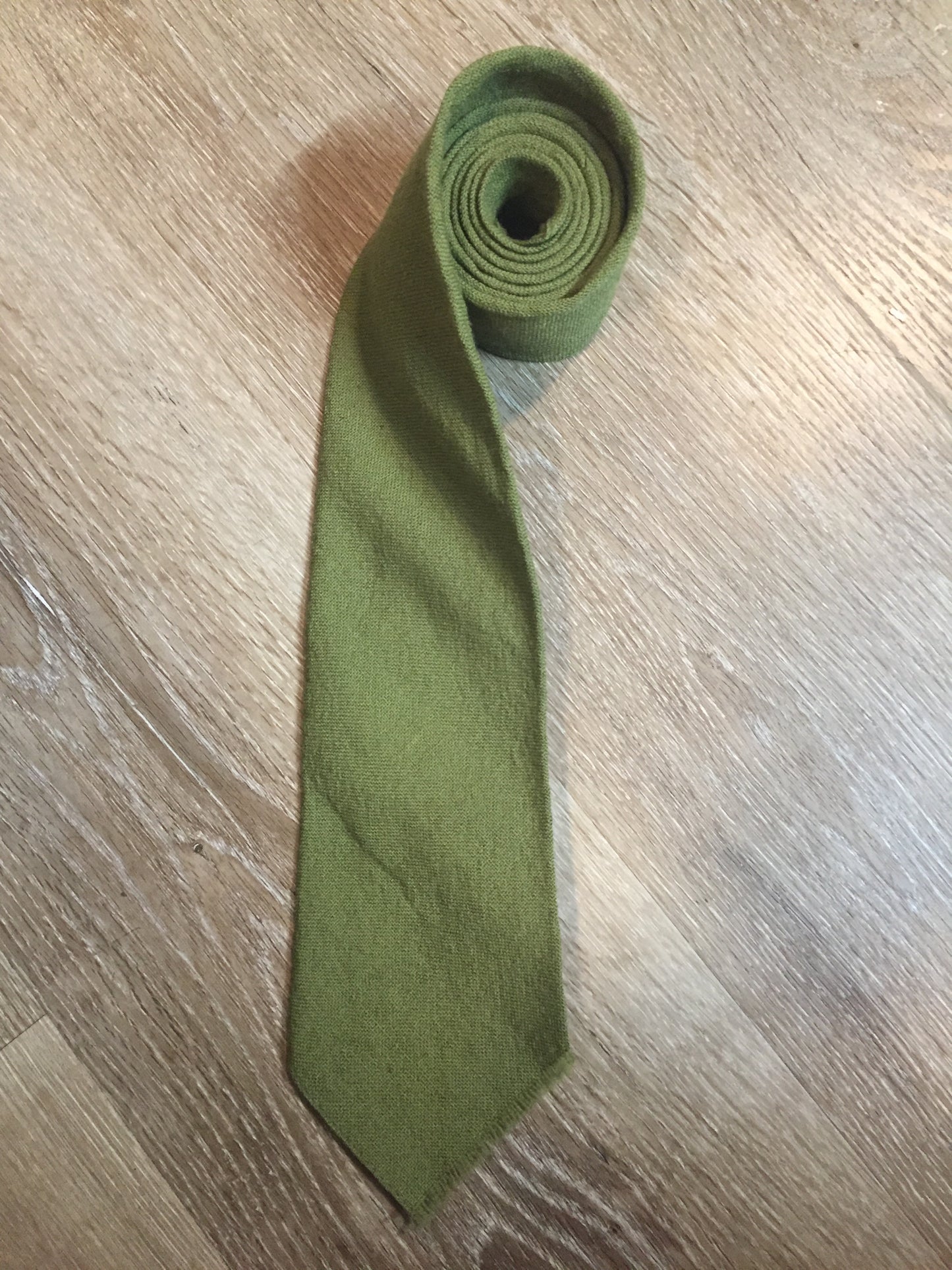 Kingspier Vintage - Karen Bulow green 100% wool tie. Made in Canada.
Length: 57.25”
Width: 3.75”
This tie is in excellent condition.