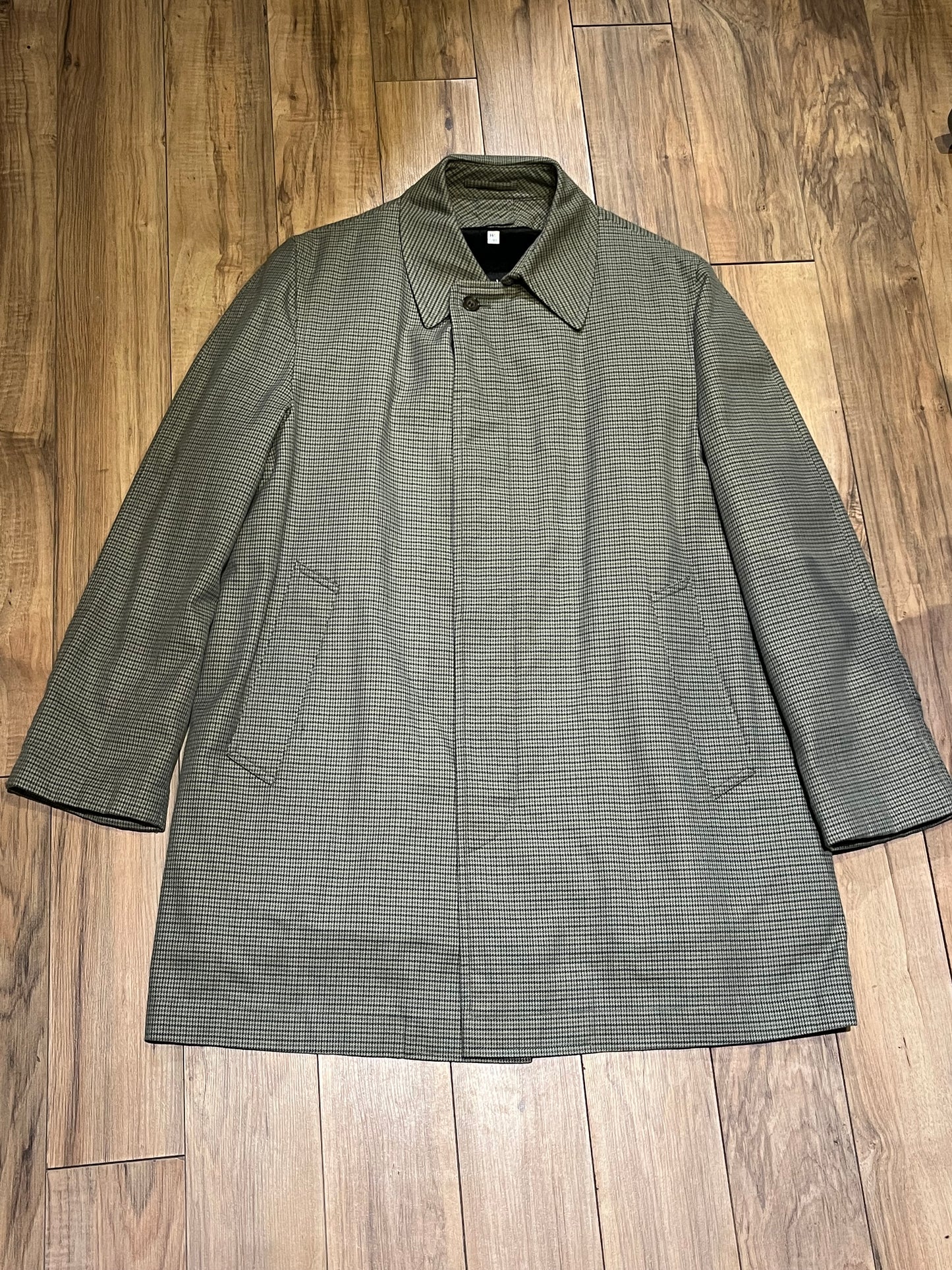 Vintage London Fog grey houndstooth maincoat with a 50% polyester/ 50% cotton shell, removable 100% acrylic pile lining, zipper closure and two front pockets.
Made in USA
Size 38 Short