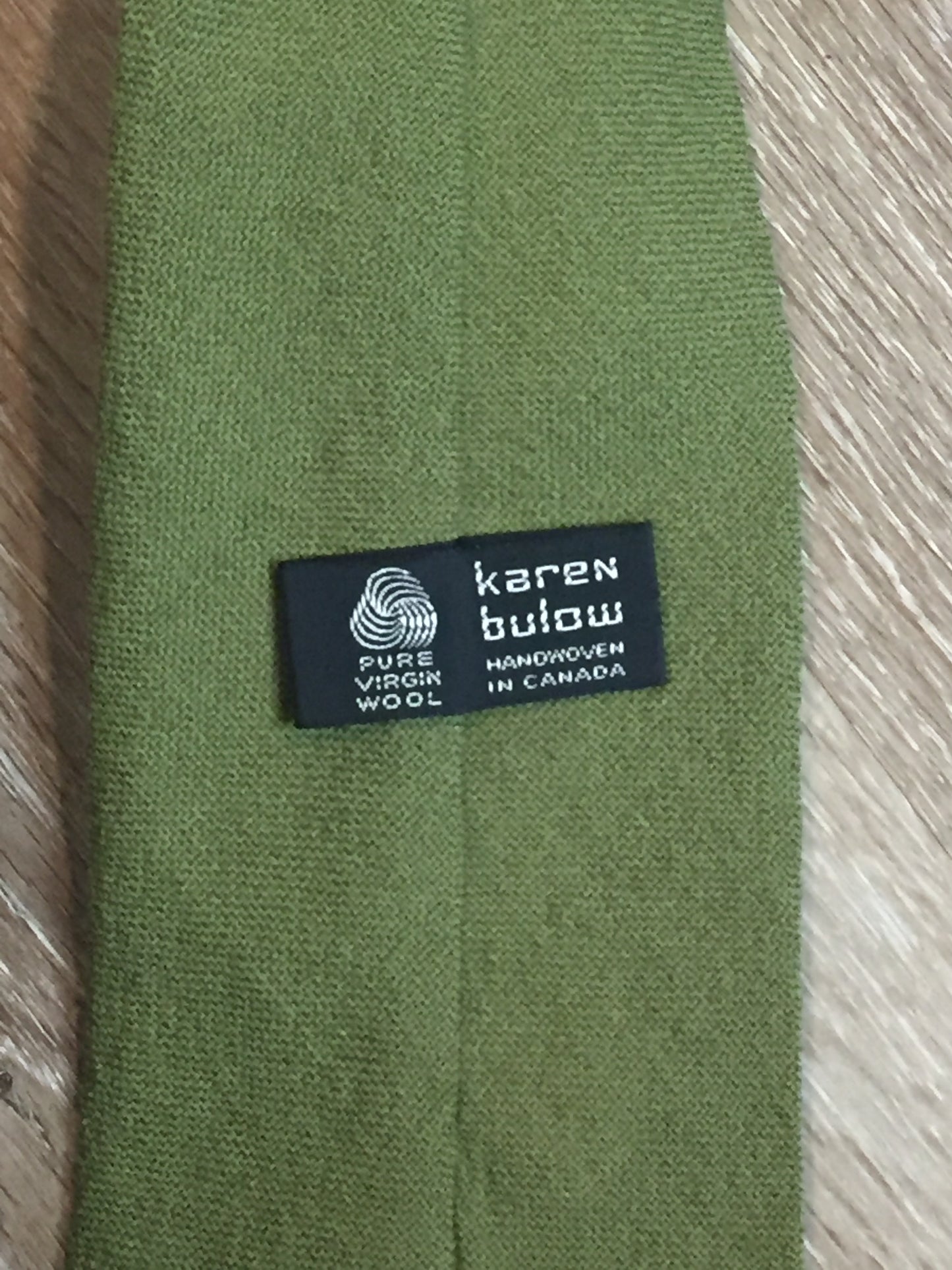 Kingspier Vintage - Karen Bulow green 100% wool tie. Made in Canada.
Length: 57.25”
Width: 3.75”
This tie is in excellent condition.