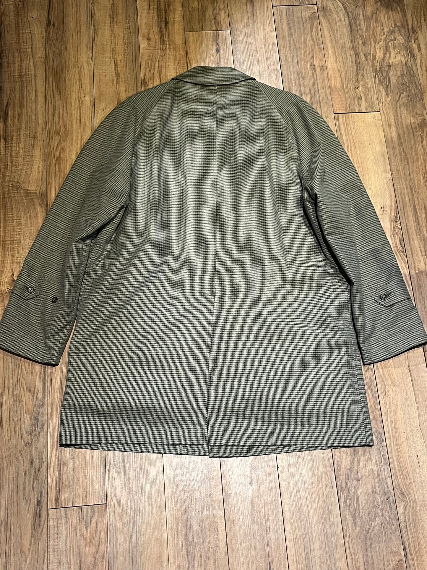Vintage London Fog grey houndstooth maincoat with a 50% polyester/ 50% cotton shell, removable 100% acrylic pile lining, zipper closure and two front pockets.
Made in USA
Size 38 Short