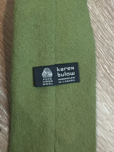 Kingspier Vintage - Karen Bulow green 100% wool tie. Made in Canada.

Length: 57.25” 
Width: 3.75” 

This tie is in excellent condition.