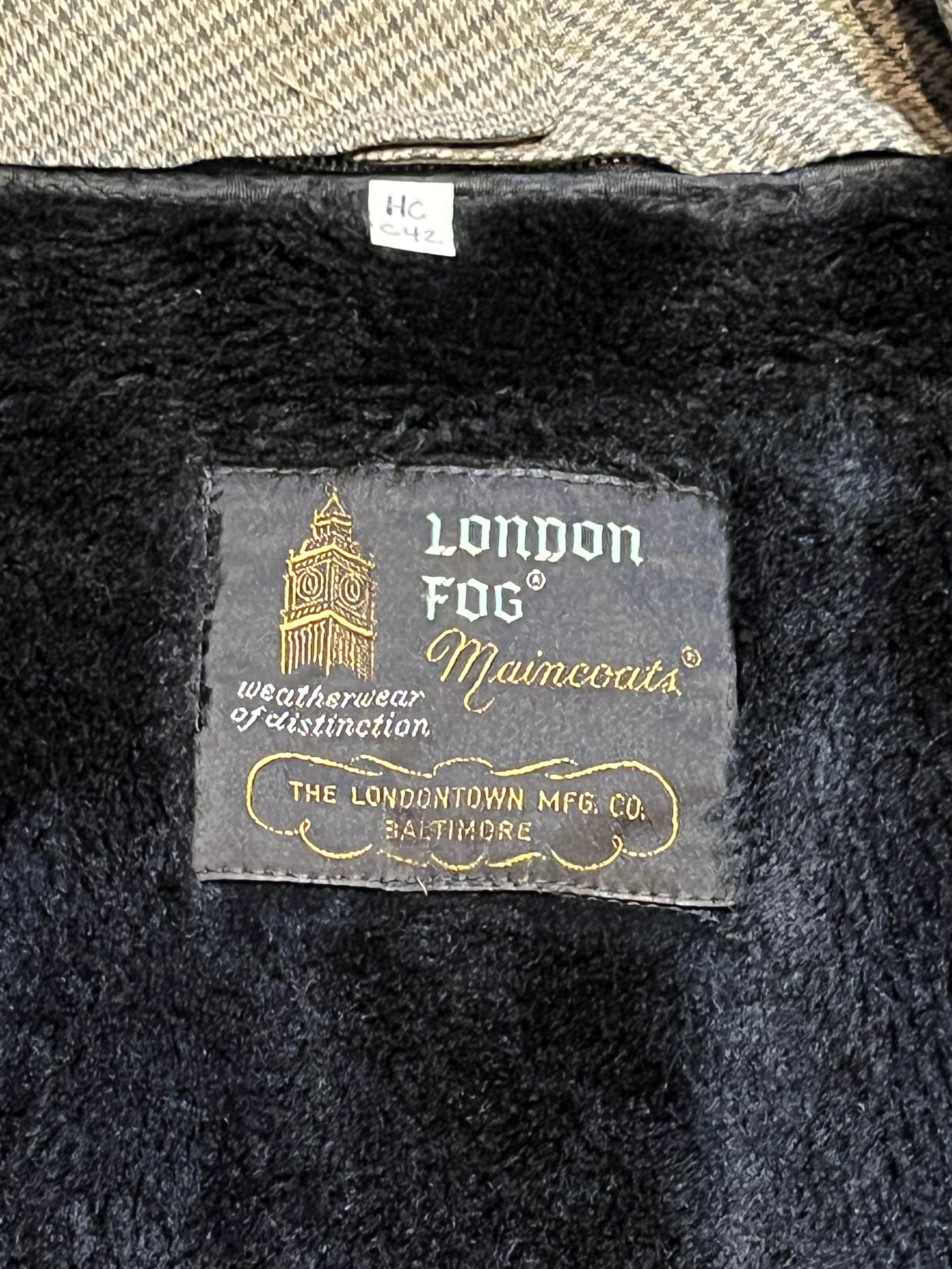 Vintage London Fog grey houndstooth maincoat with a 50% polyester/ 50% cotton shell, removable 100% acrylic pile lining, zipper closure and two front pockets.
Made in USA
Size 38 Short