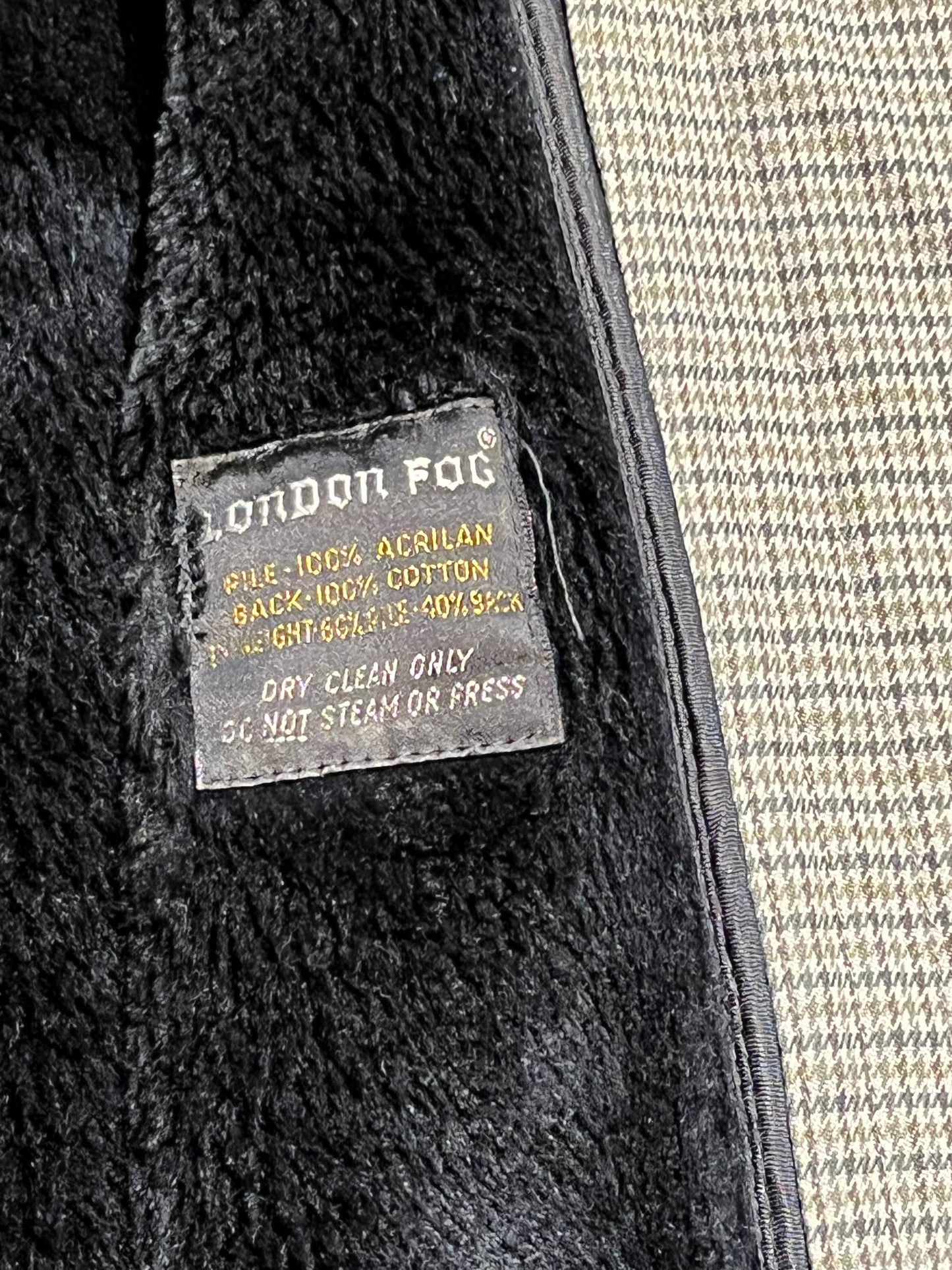 Vintage London Fog grey houndstooth maincoat with a 50% polyester/ 50% cotton shell, removable 100% acrylic pile lining, zipper closure and two front pockets.
Made in USA
Size 38 Short