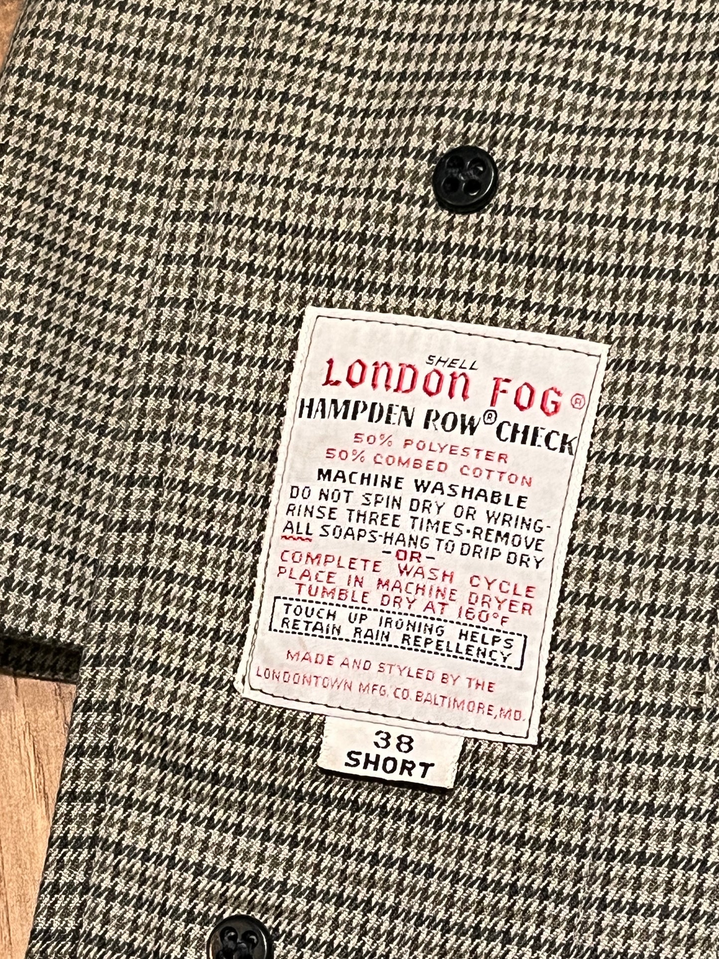 Vintage London Fog grey houndstooth maincoat with a 50% polyester/ 50% cotton shell, removable 100% acrylic pile lining, zipper closure and two front pockets.
Made in USA
Size 38 Short