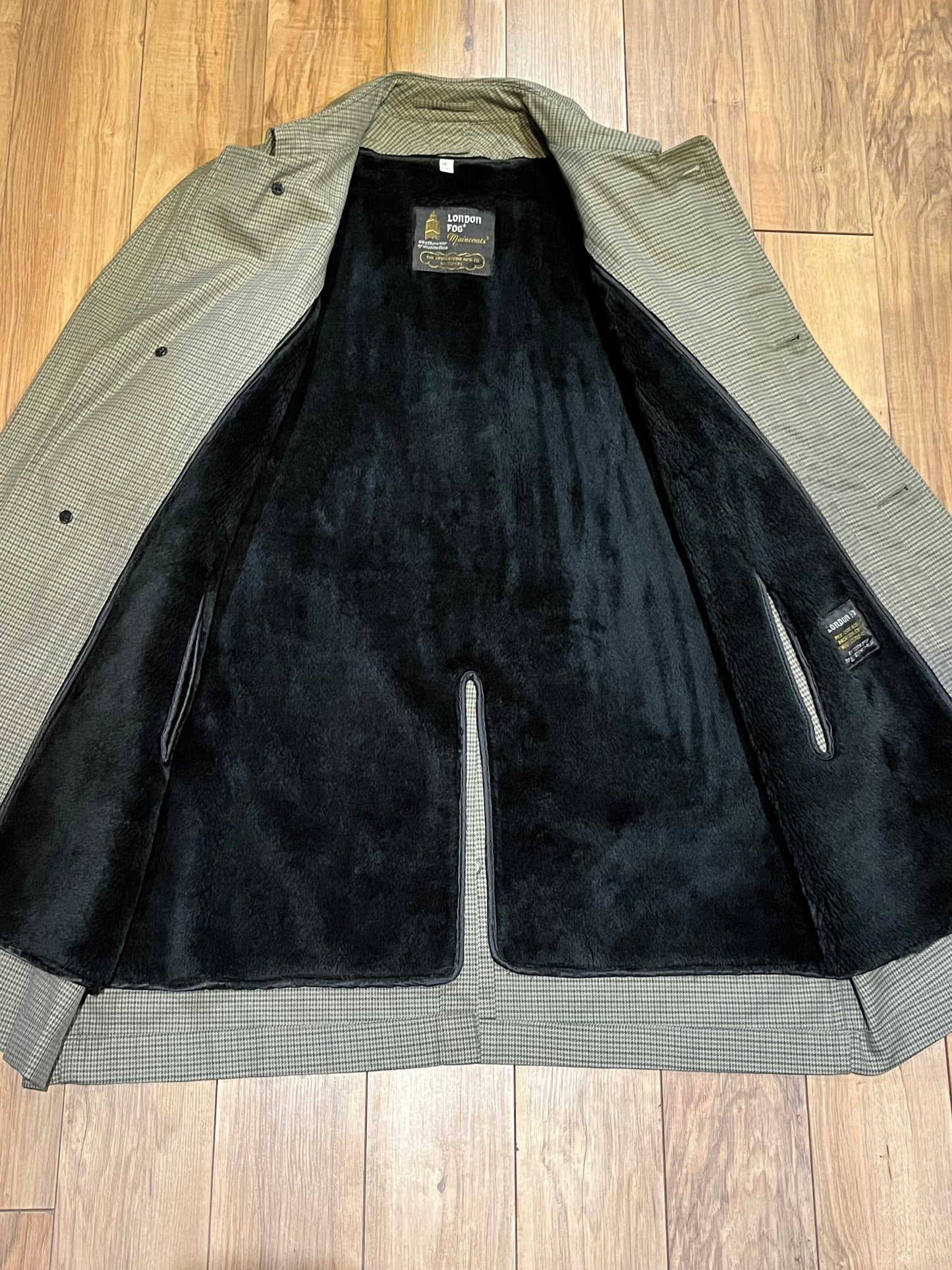 Vintage London Fog grey houndstooth maincoat with a 50% polyester/ 50% cotton shell, removable 100% acrylic pile lining, zipper closure and two front pockets.
Made in USA
Size 38 Short