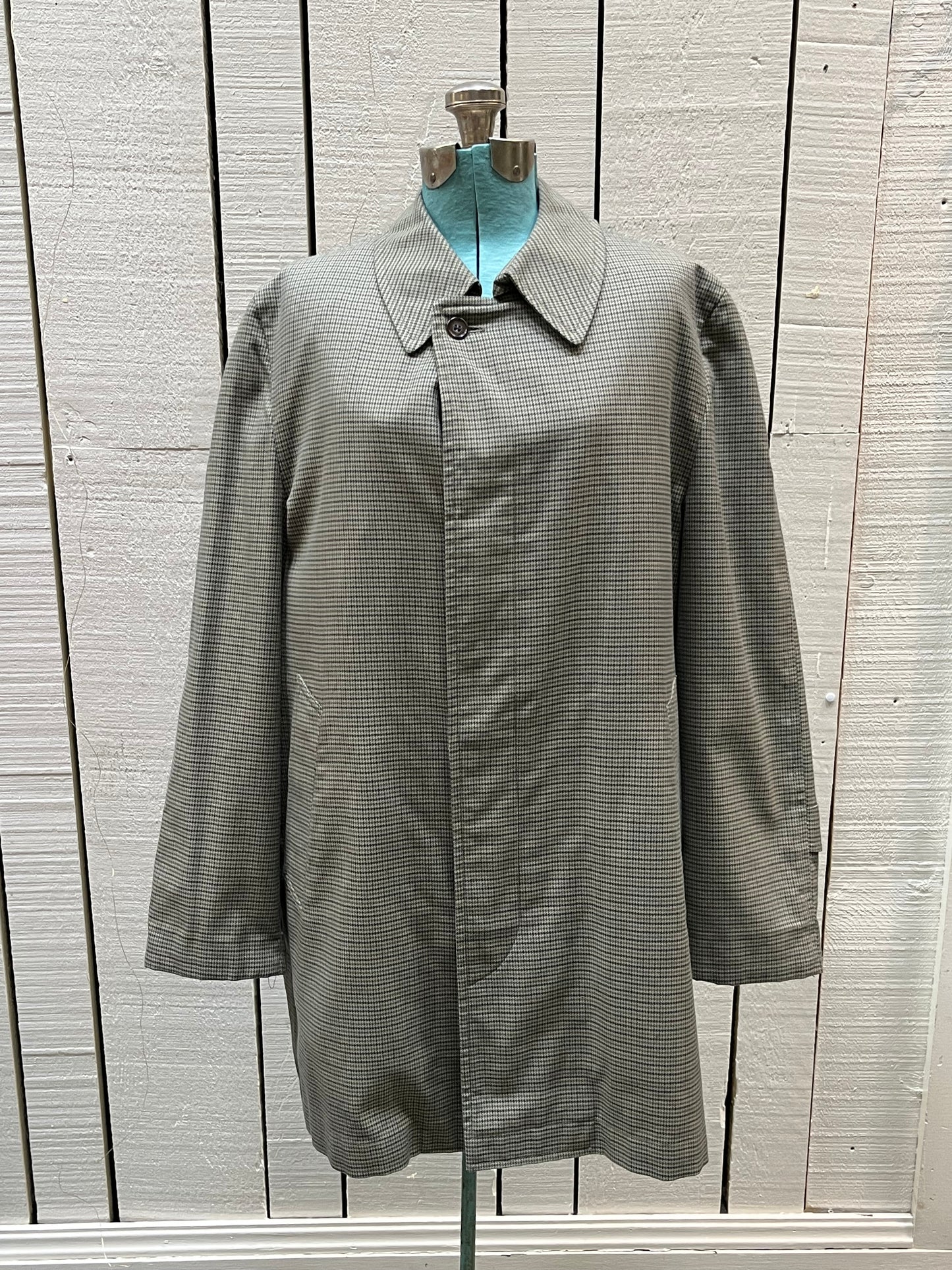 Vintage London Fog grey houndstooth maincoat with a 50% polyester/ 50% cotton shell, removable 100% acrylic pile lining, zipper closure and two front pockets.
Made in USA
Size 38 Short