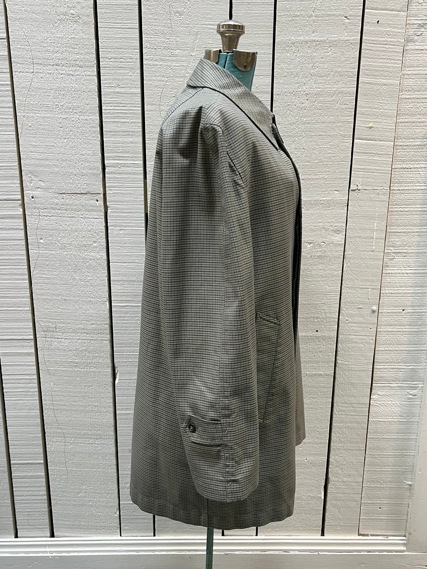 Vintage London Fog grey houndstooth maincoat with a 50% polyester/ 50% cotton shell, removable 100% acrylic pile lining, zipper closure and two front pockets.
Made in USA
Size 38 Short