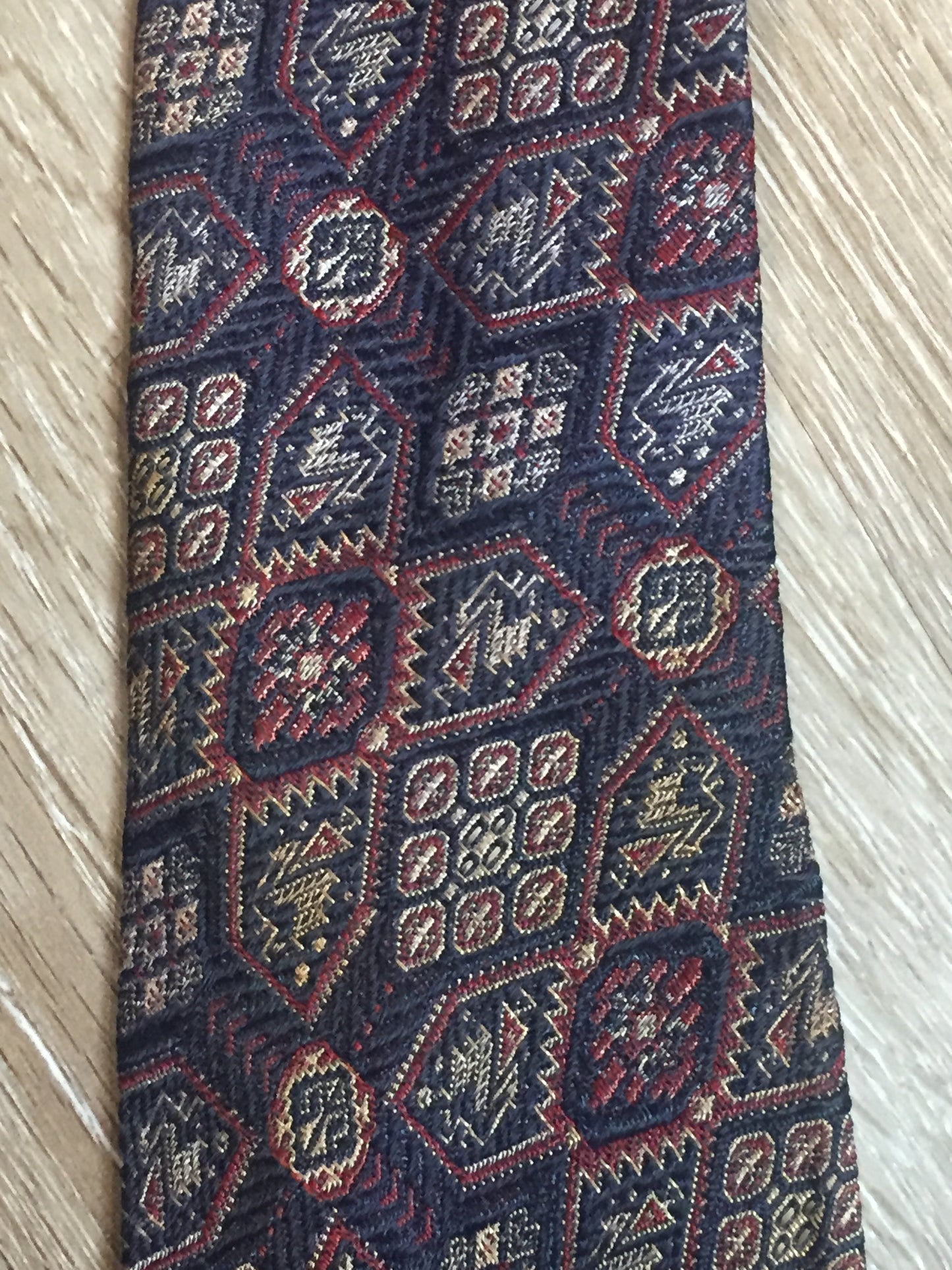 Kingspier Vintage - Currie “Authentic Ancient Persians” with navy, red and cream design. Fibres unknown but feels like sIlk.
Length: 51.5”
Width: 3”
This tie is in great condition with some minor wear.