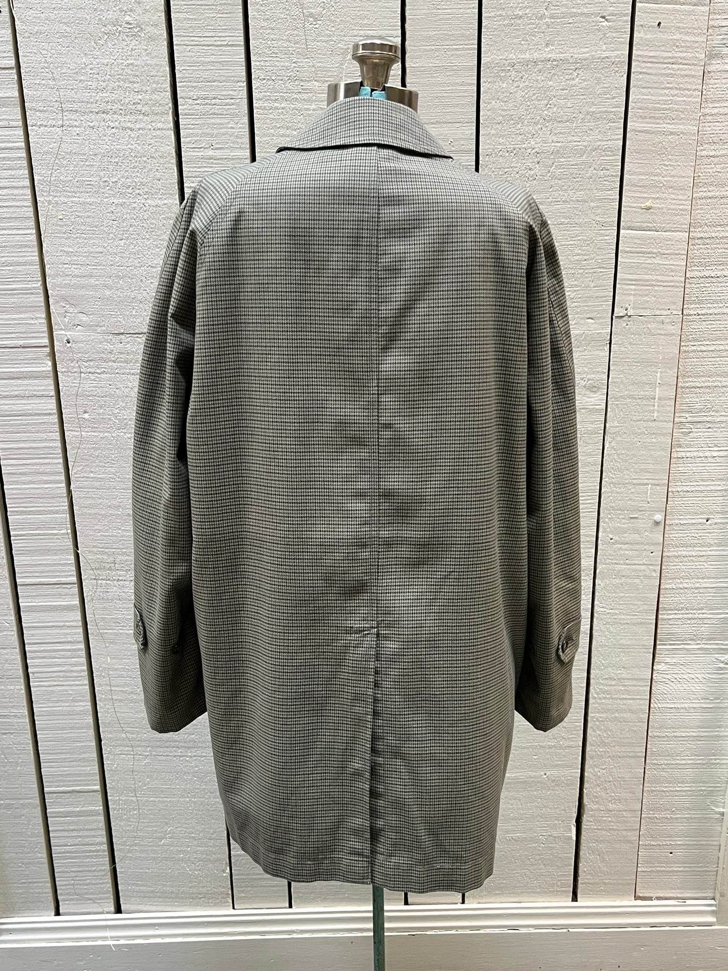 Vintage London Fog grey houndstooth maincoat with a 50% polyester/ 50% cotton shell, removable 100% acrylic pile lining, zipper closure and two front pockets.
Made in USA
Size 38 Short