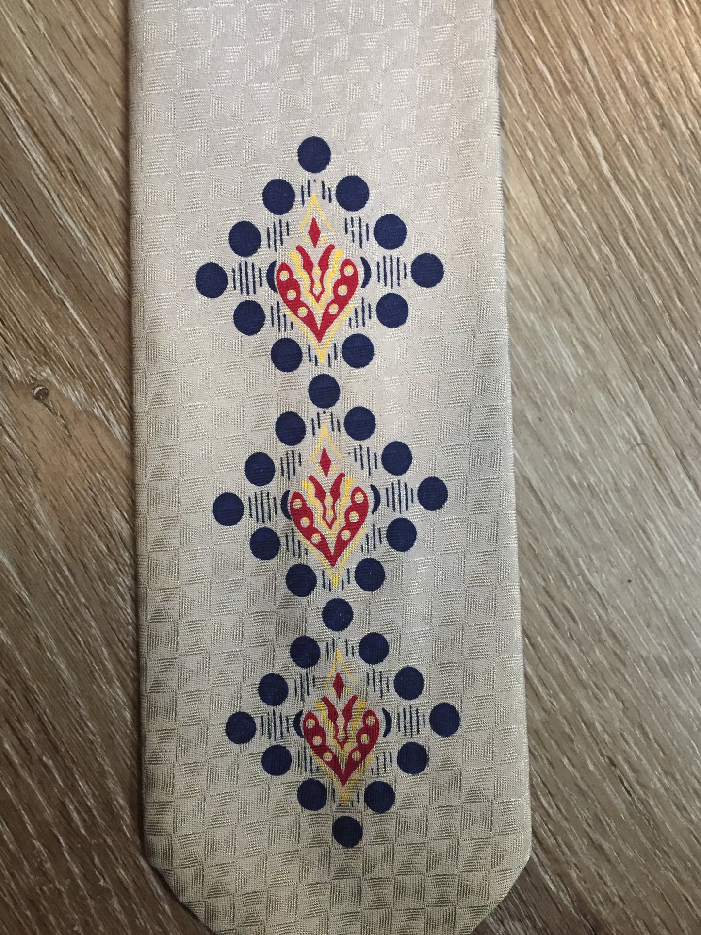 Kingspier Vintage - Arrow tie with silver, red, yellow, and blue design. Made in Canada. Fibres unknown.
Length: 50”
Width: 3.5”
This tie is in excellent condition.