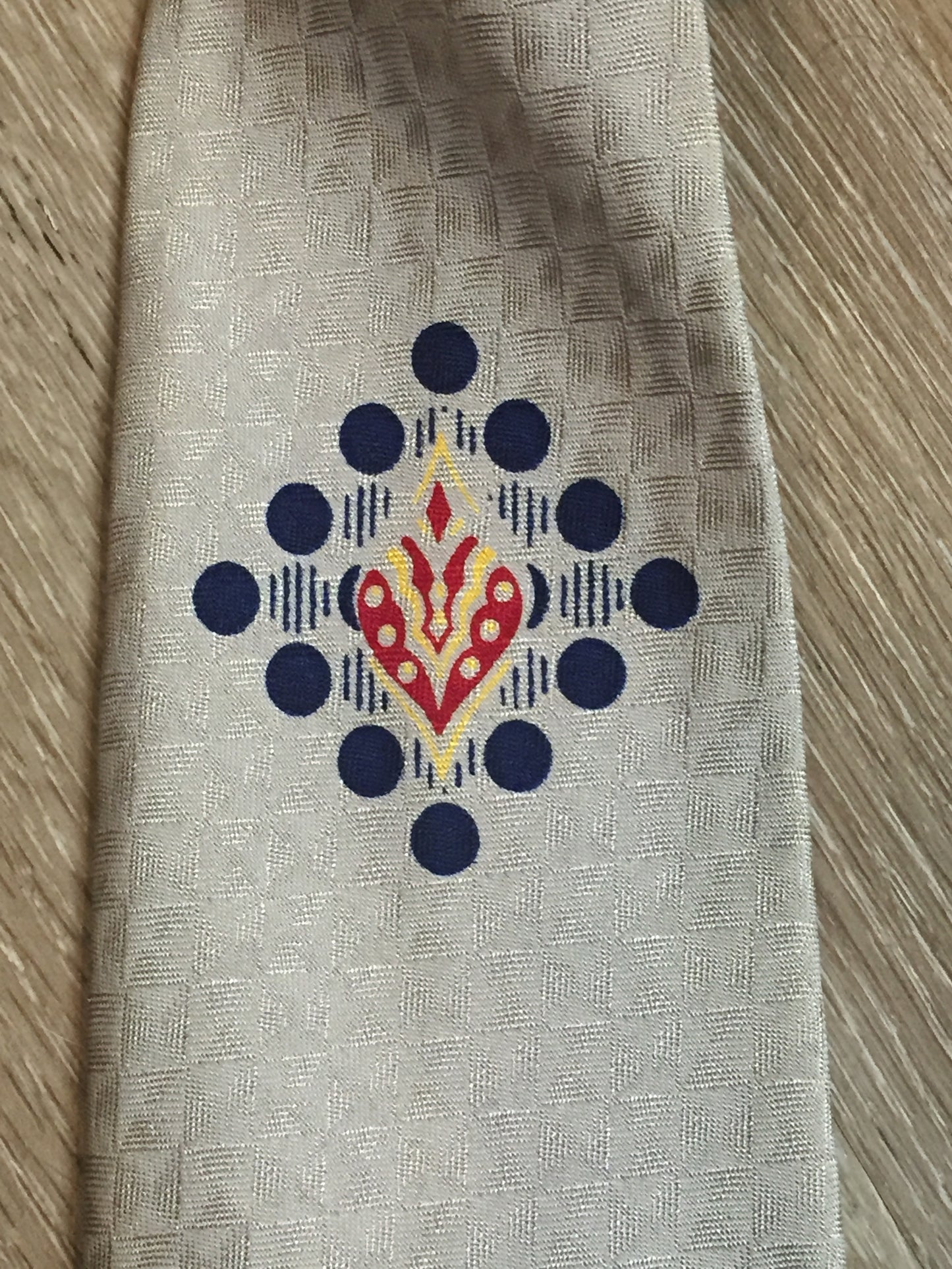 Kingspier Vintage - Arrow tie with silver, red, yellow, and blue design. Made in Canada. Fibres unknown.
Length: 50”
Width: 3.5”
This tie is in excellent condition.
