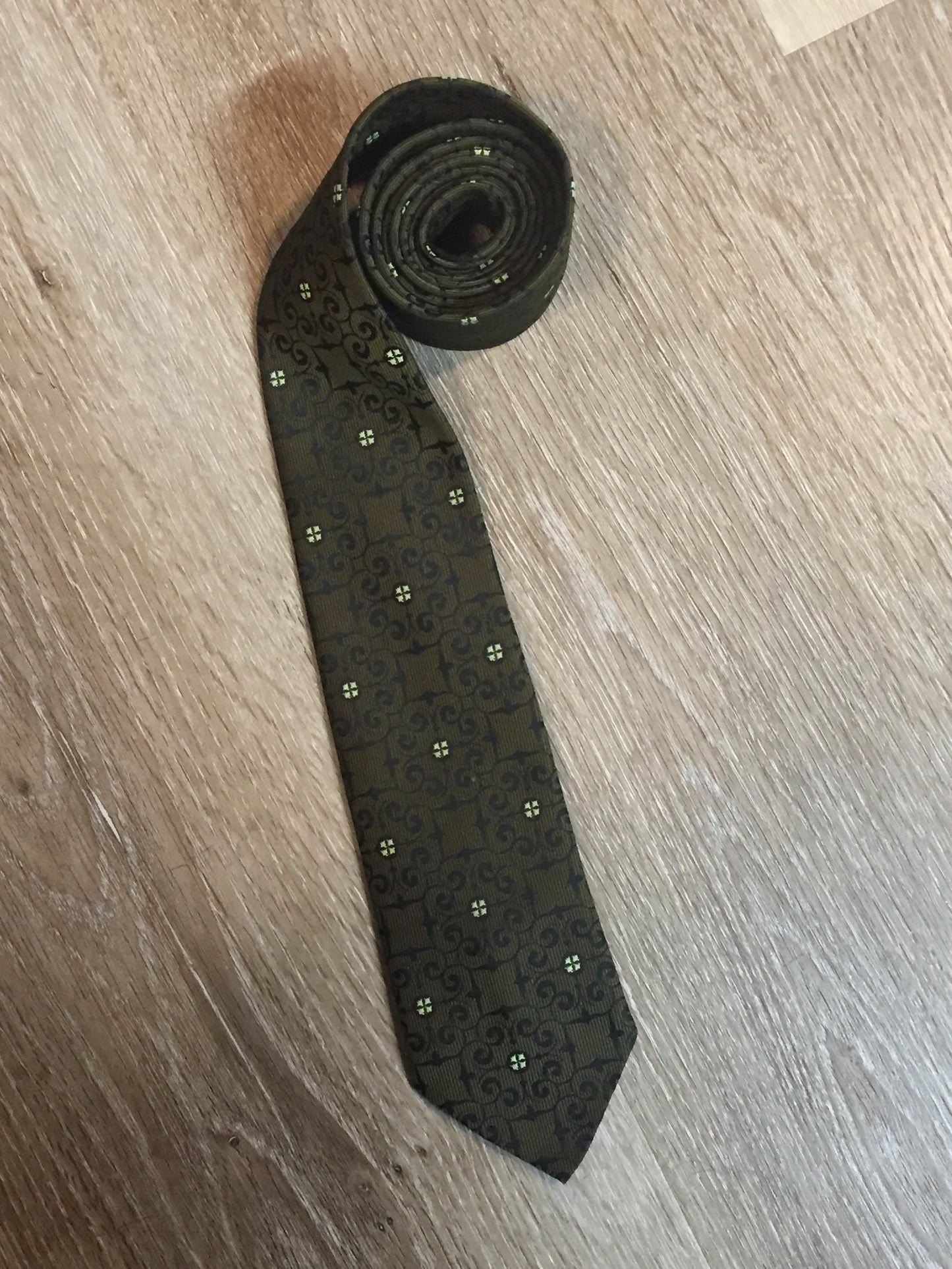 Kingspier Vintage - Superba olive green and black 100% Dacron polyester tIe.
Length: 55”
Width: 2.75”
This tie is in excellent condition.