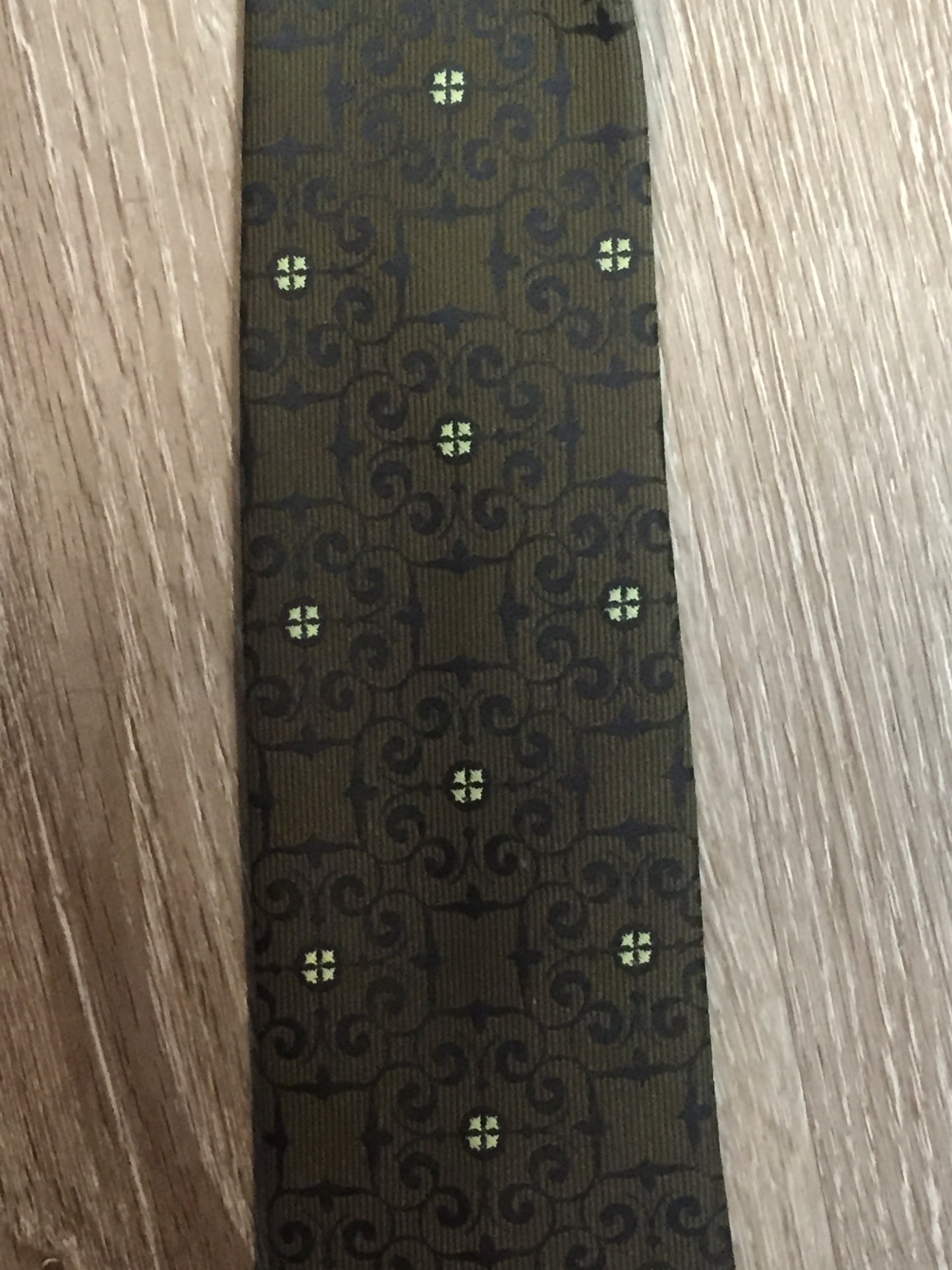 Kingspier Vintage - Superba olive green and black 100% Dacron polyester tIe.
Length: 55”
Width: 2.75”
This tie is in excellent condition.