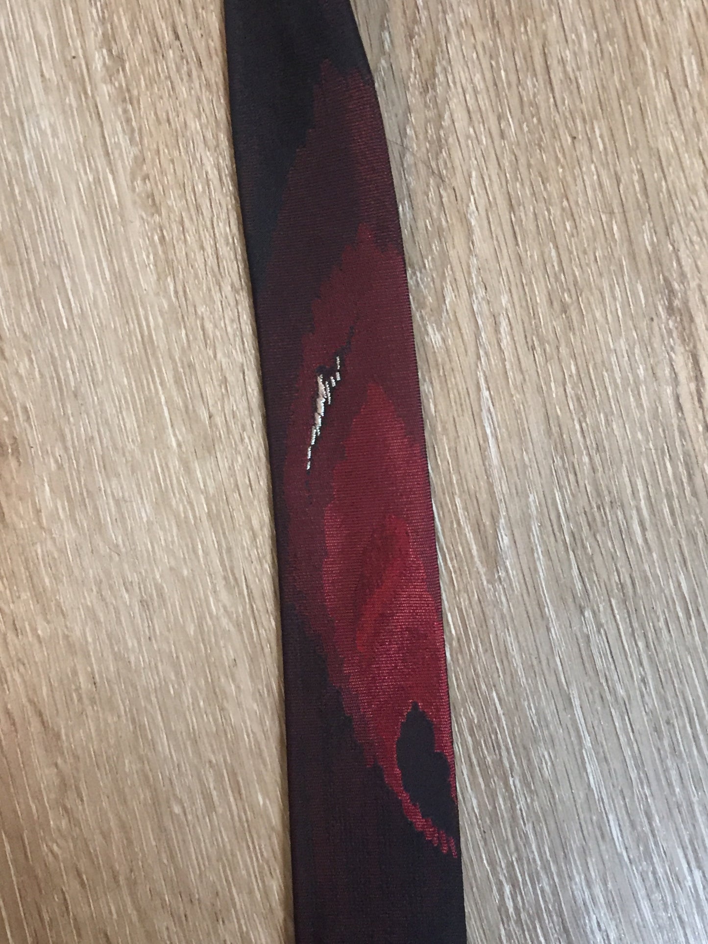 Kingspier Vintage - Park Lane deep red 100% silk tie with peacock feather motif. Made in Québec.
Length: 53.5”
Width: 1.5”
This tie is in excellent condition.
