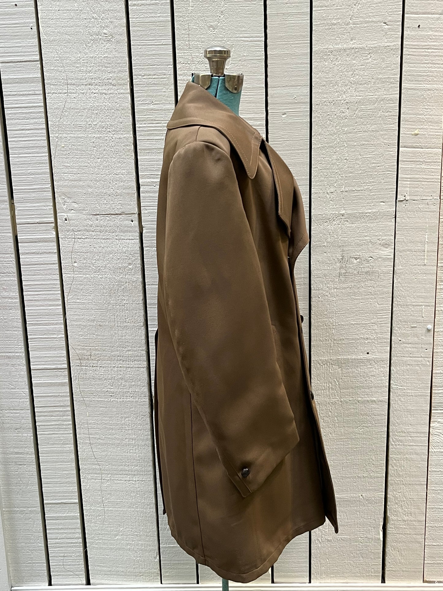 Vintage 70’s Cooper Sportswear camel brown trench coat with leather knot button closures, two front pockets and a satin lining.
Made in USA
Size 42