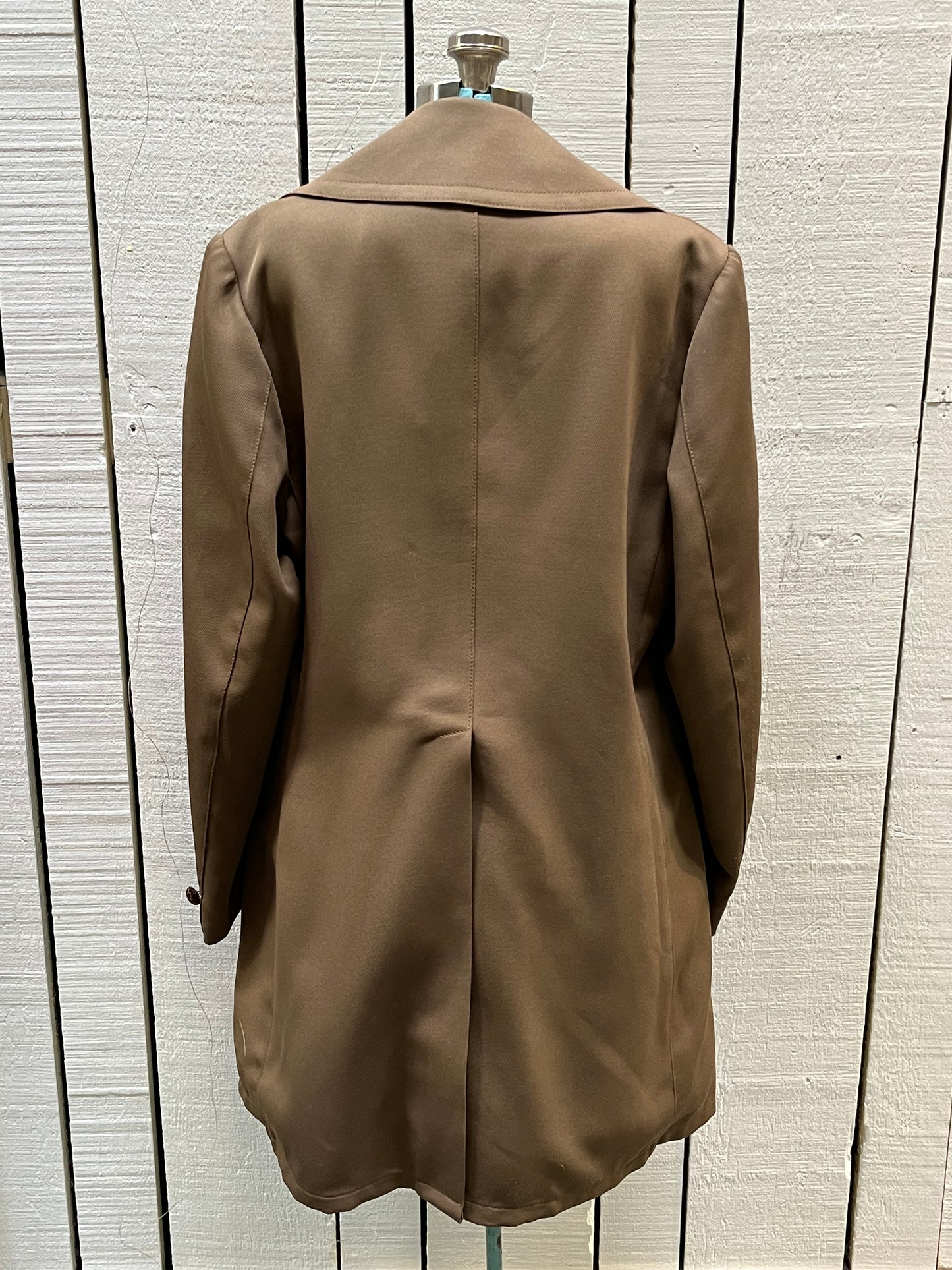 Vintage 70’s Cooper Sportswear camel brown trench coat with leather knot button closures, two front pockets and a satin lining.
Made in USA
Size 42