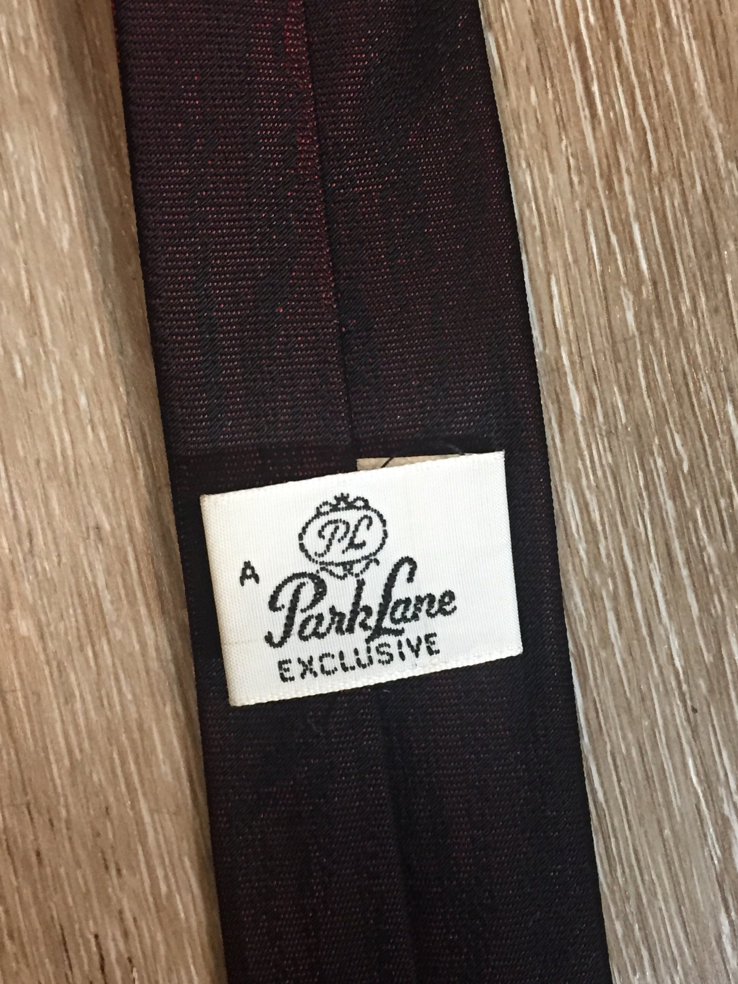Kingspier Vintage - Park Lane deep red 100% silk tie with peacock feather motif. Made in Québec.
Length: 53.5”
Width: 1.5”
This tie is in excellent condition.