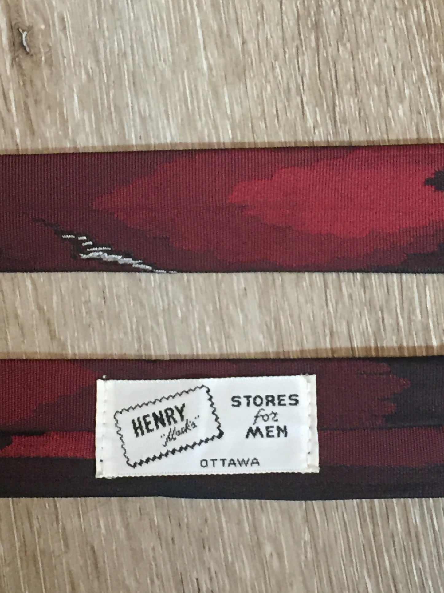 Kingspier Vintage - Park Lane deep red 100% silk tie with peacock feather motif. Made in Québec.
Length: 53.5”
Width: 1.5”
This tie is in excellent condition.