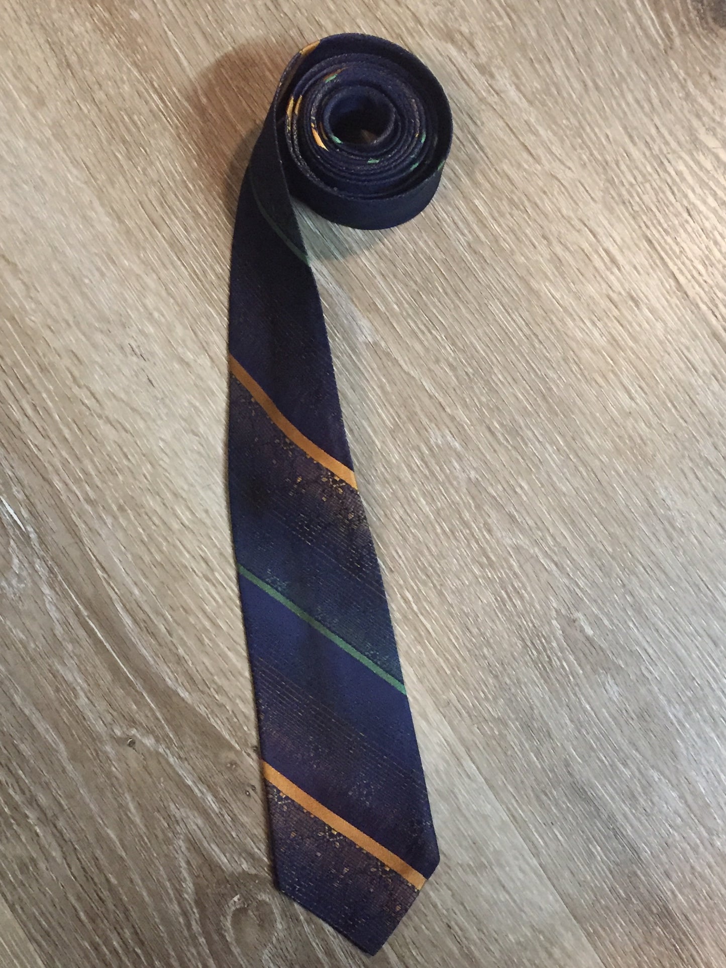 Kingspier Vintage - Vintage Watson Bros blue with green and orange diagonal stripe tie.
Length: 66”
Width: 2.5”
This tie is in excellent condition.