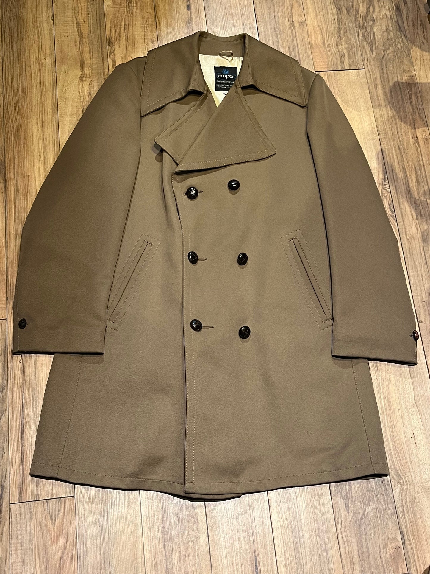 Vintage 70’s Cooper Sportswear camel brown trench coat with leather knot button closures, two front pockets and a satin lining.
Made in USA
Size 42