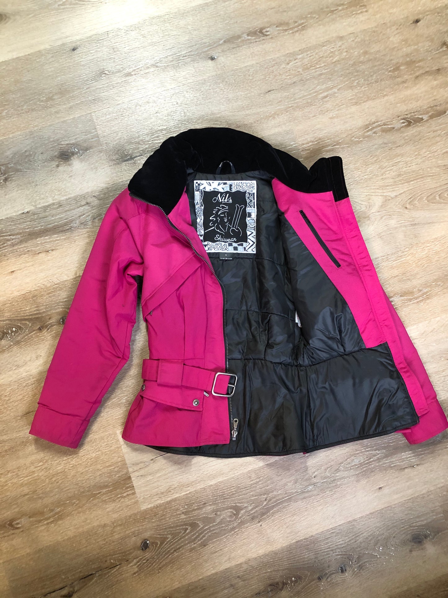Kingspier Vintage - Nils Skiwear magenta ski jacket with belt, black velvet lined collar, zipper closure, flap pockets, diagonal zip chest pockets and an inside pocket. Size 6
Shoulder to shoulder - 17”
Shoulder to wrist - 23”
Under sleeve - 20”
Chest - 19”
Arm to hem -15”
Bottom hem - 20”
*All items have been laid flat to measure.
This coat is in excellent condition.