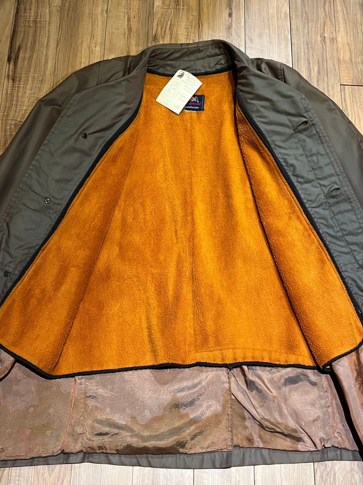 Vintage Centennial Sportswear toupe trench coat with removable orange lining, button closures and two front pockets.
Made in Canada
Chest 46”
