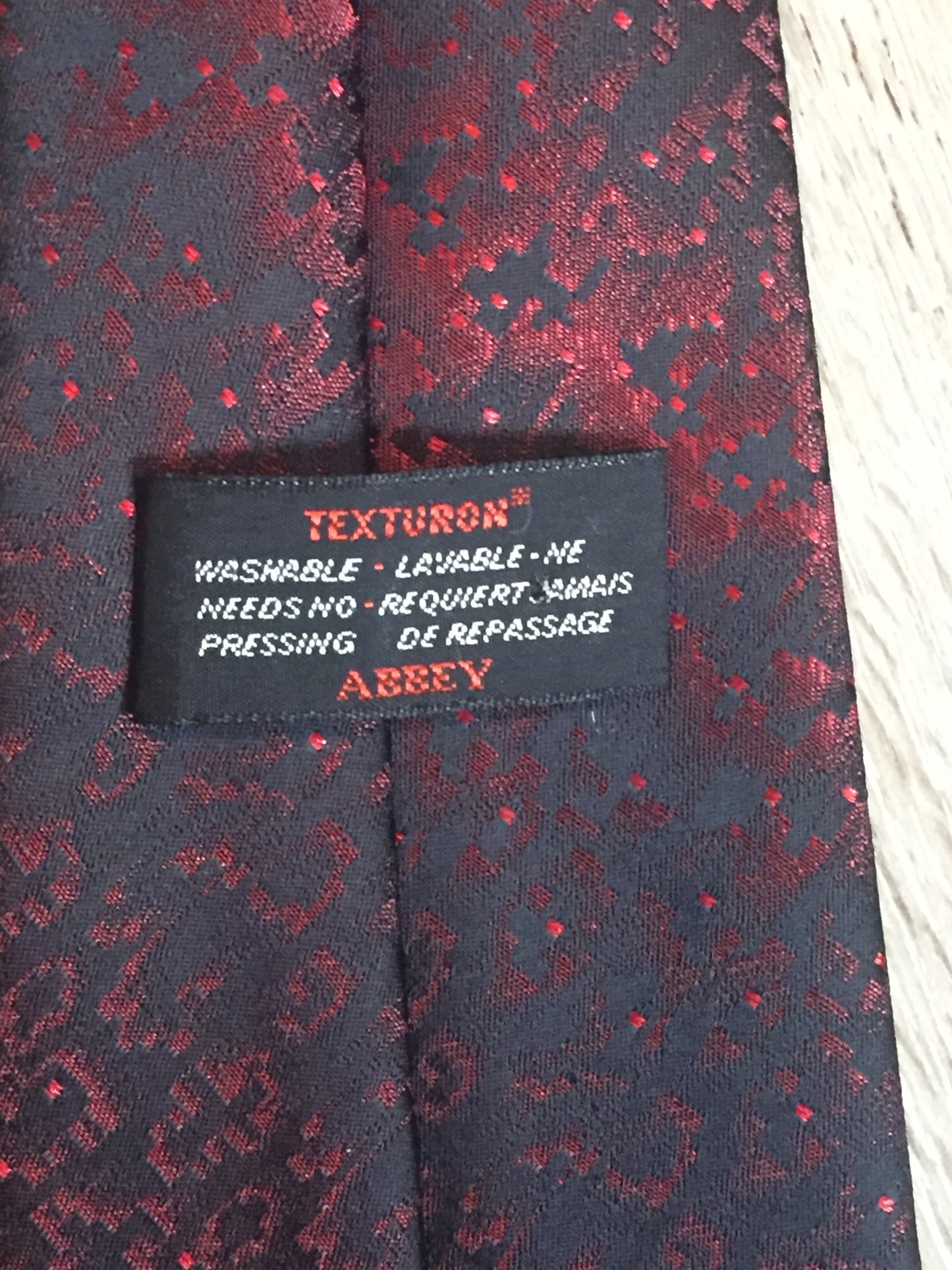 Kingspier Vintage - Abbey dark red and black pattern tie. Texturon (polyester).
Length: 54.5”
Width: 3.75”
This tie is in excellent condition.