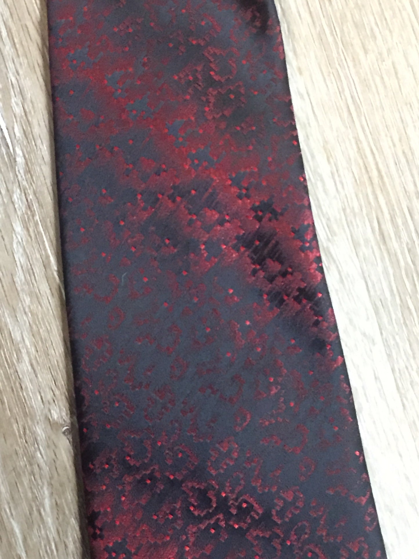 Kingspier Vintage - Abbey dark red and black pattern tie. Texturon (polyester).
Length: 54.5”
Width: 3.75”
This tie is in excellent condition.