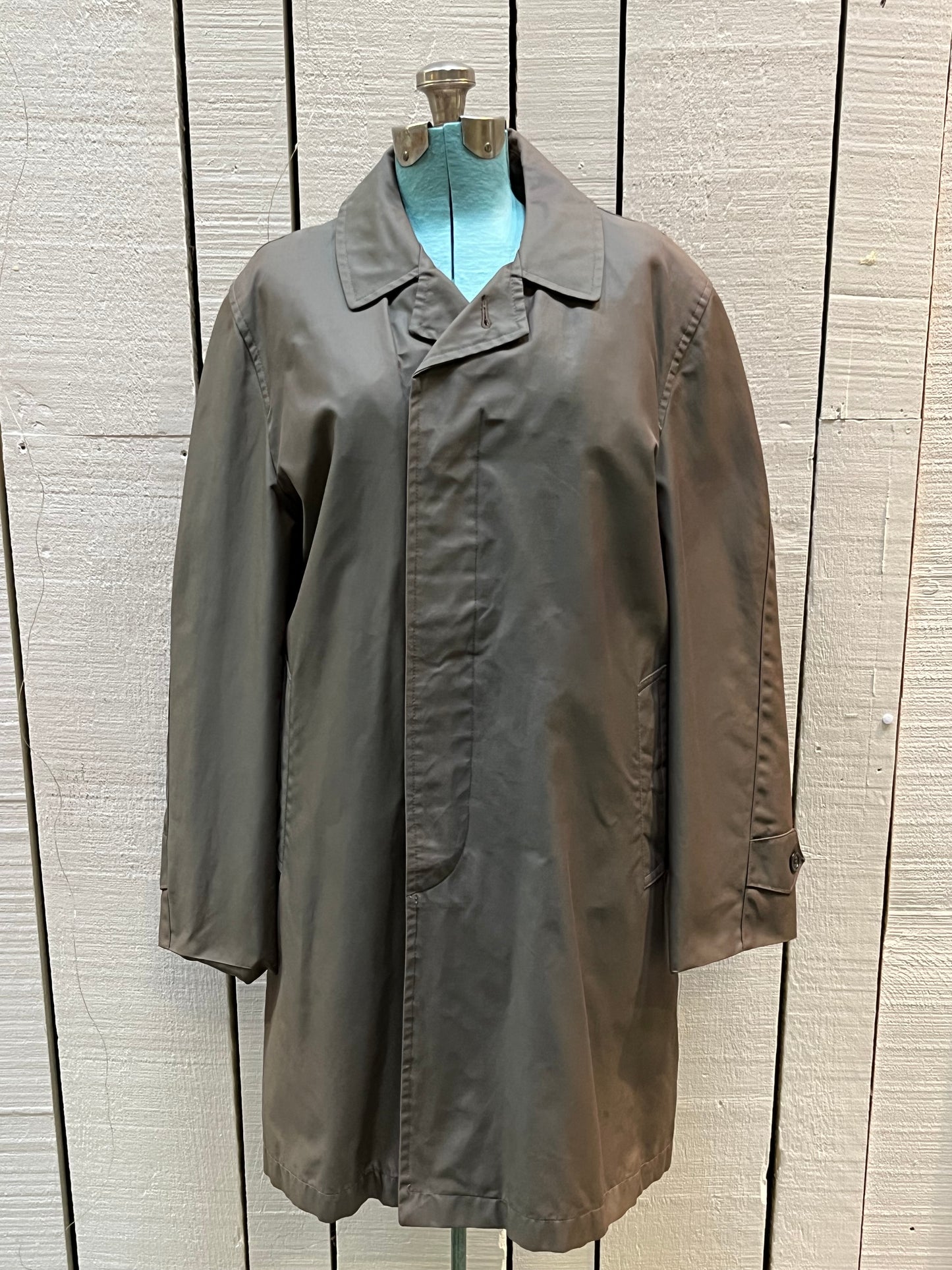 Vintage Centennial Sportswear toupe trench coat with removable orange lining, button closures and two front pockets.
Made in Canada
Chest 46”