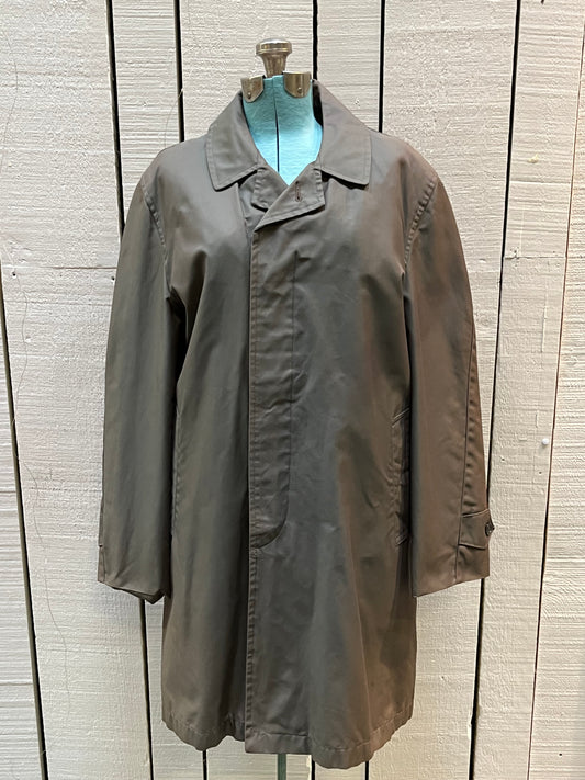 Vintage Centennial Sportswear toupe trench coat with removable orange lining, button closures and two front pockets.
Made in Canada
Chest 46”