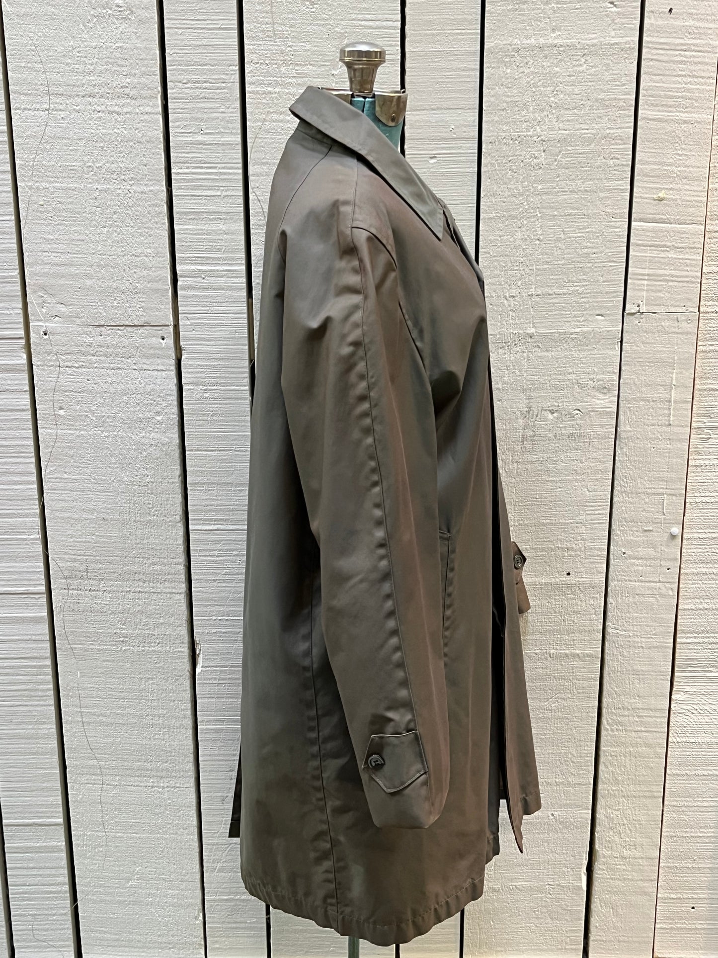 Vintage Centennial Sportswear toupe trench coat with removable orange lining, button closures and two front pockets.
Made in Canada
Chest 46”